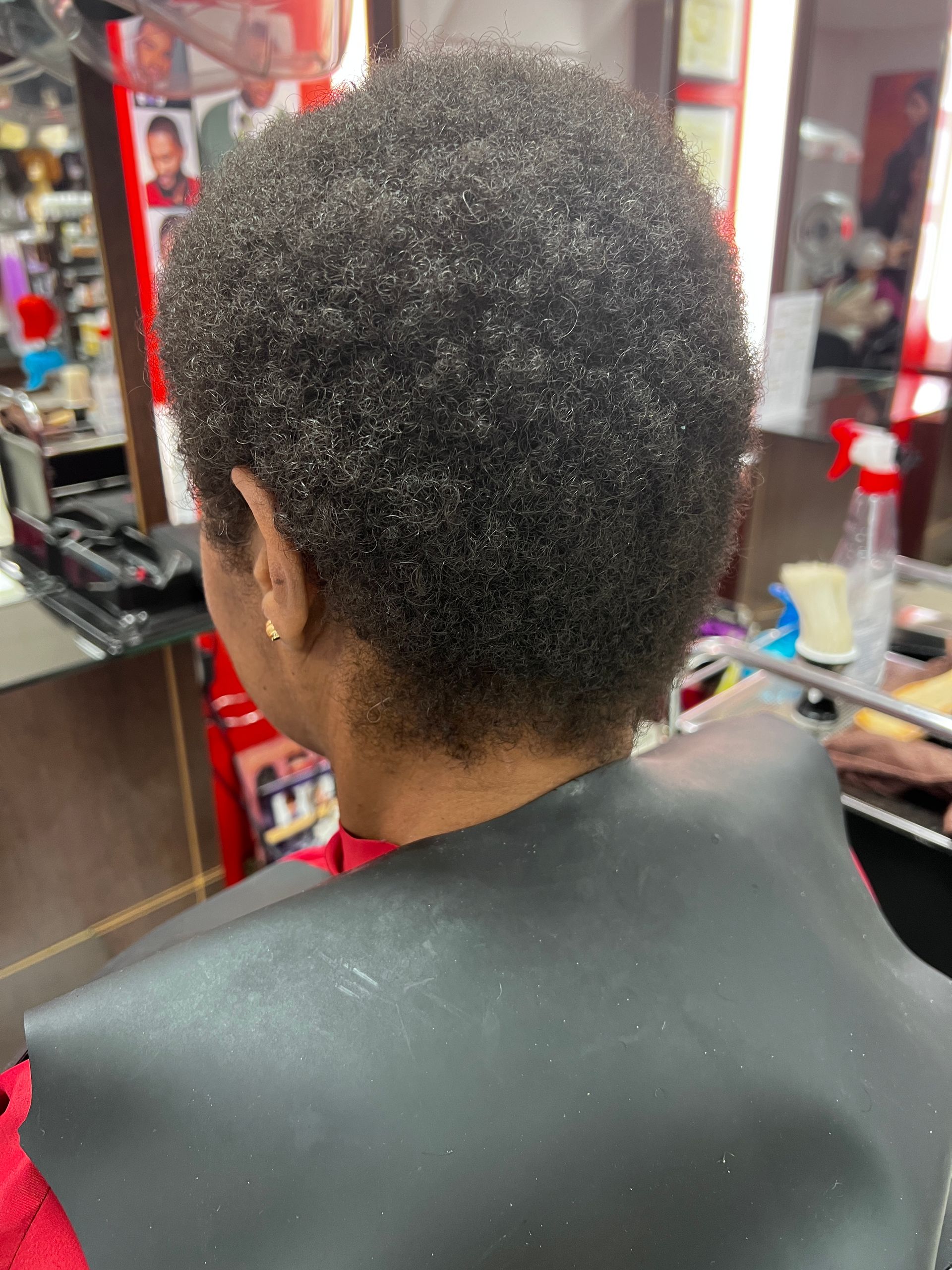 Des cheveux courts et frisés avant coupe