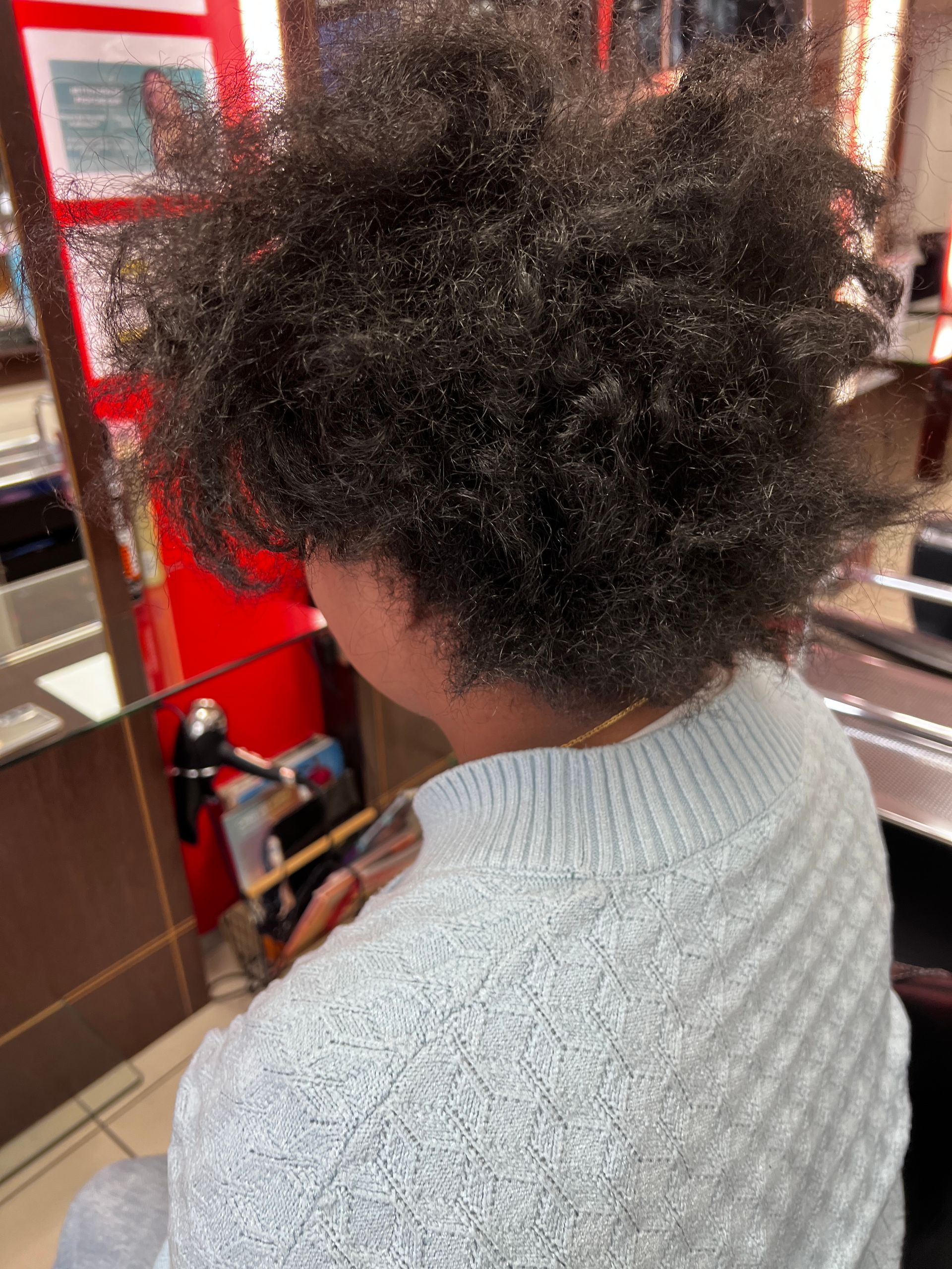 Une femme aux cheveux abîmés