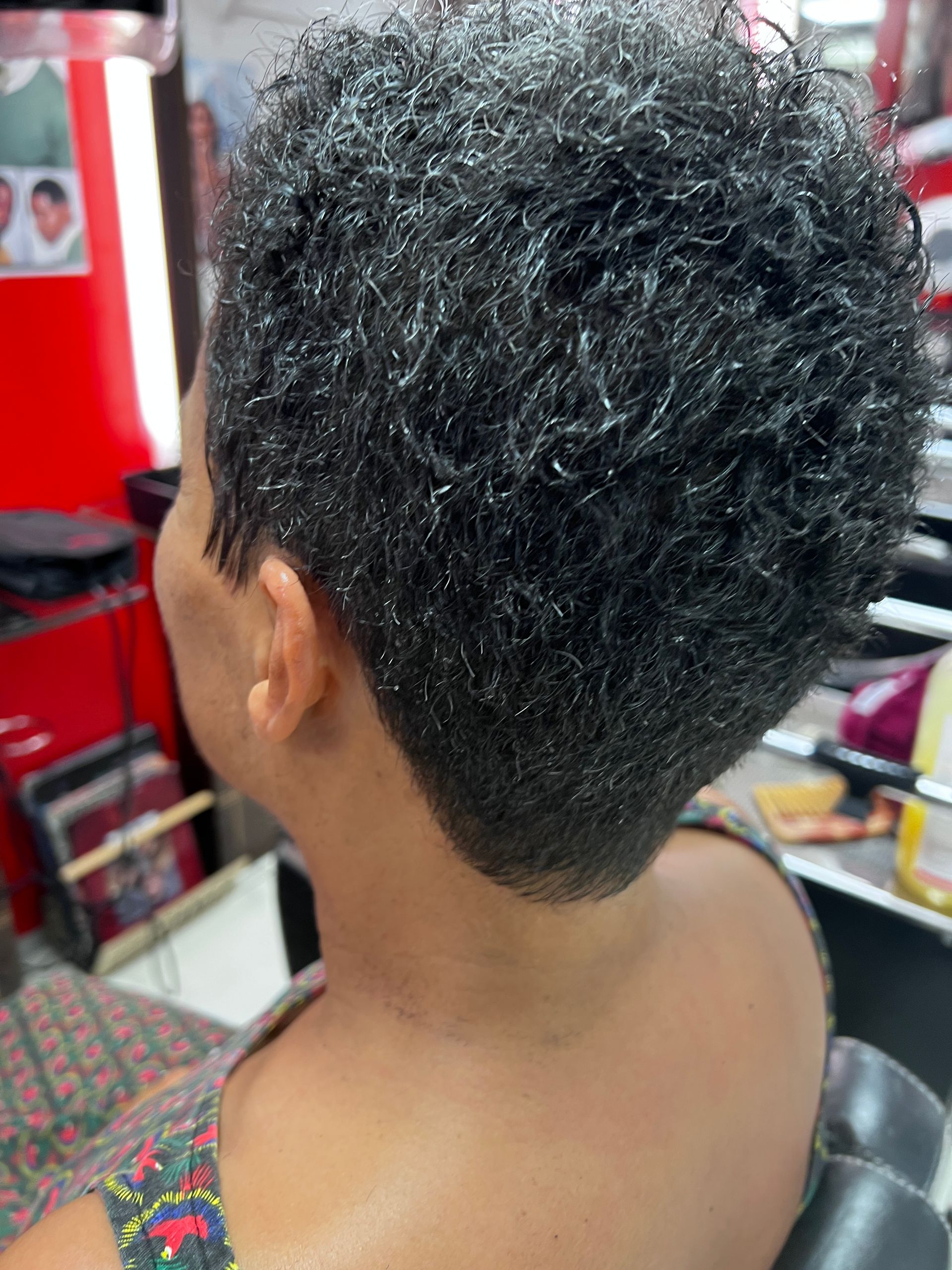 Des cheveux courts coiffés