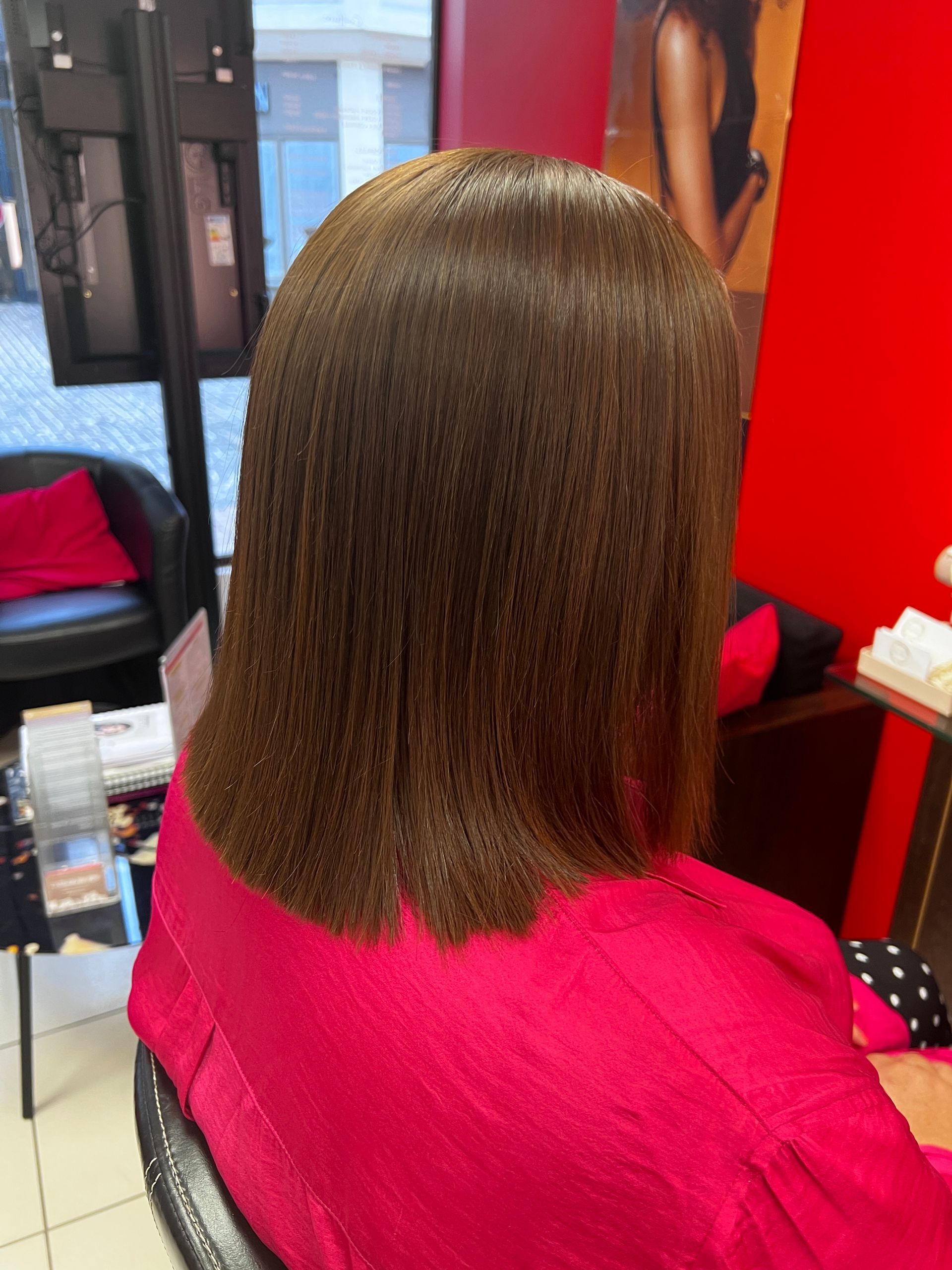 Une coupe sur cheveux mi-long