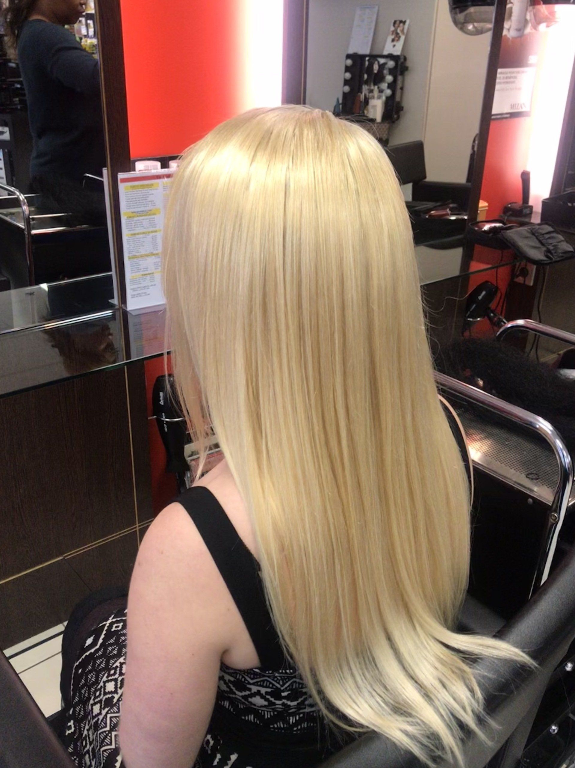 Une femme avec des cheveux blond platine