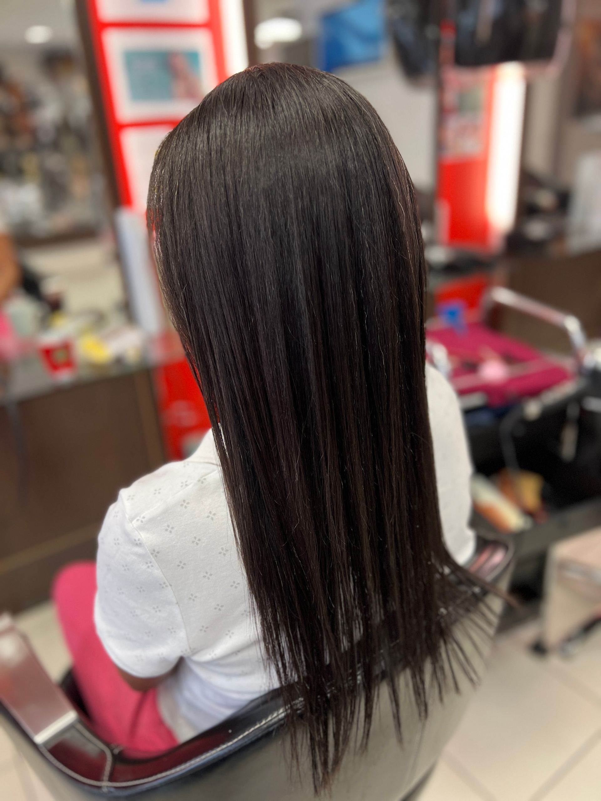 Des cheveux bruns lisses