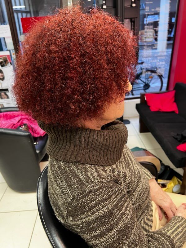 Des cheveux denses après la pose de microline