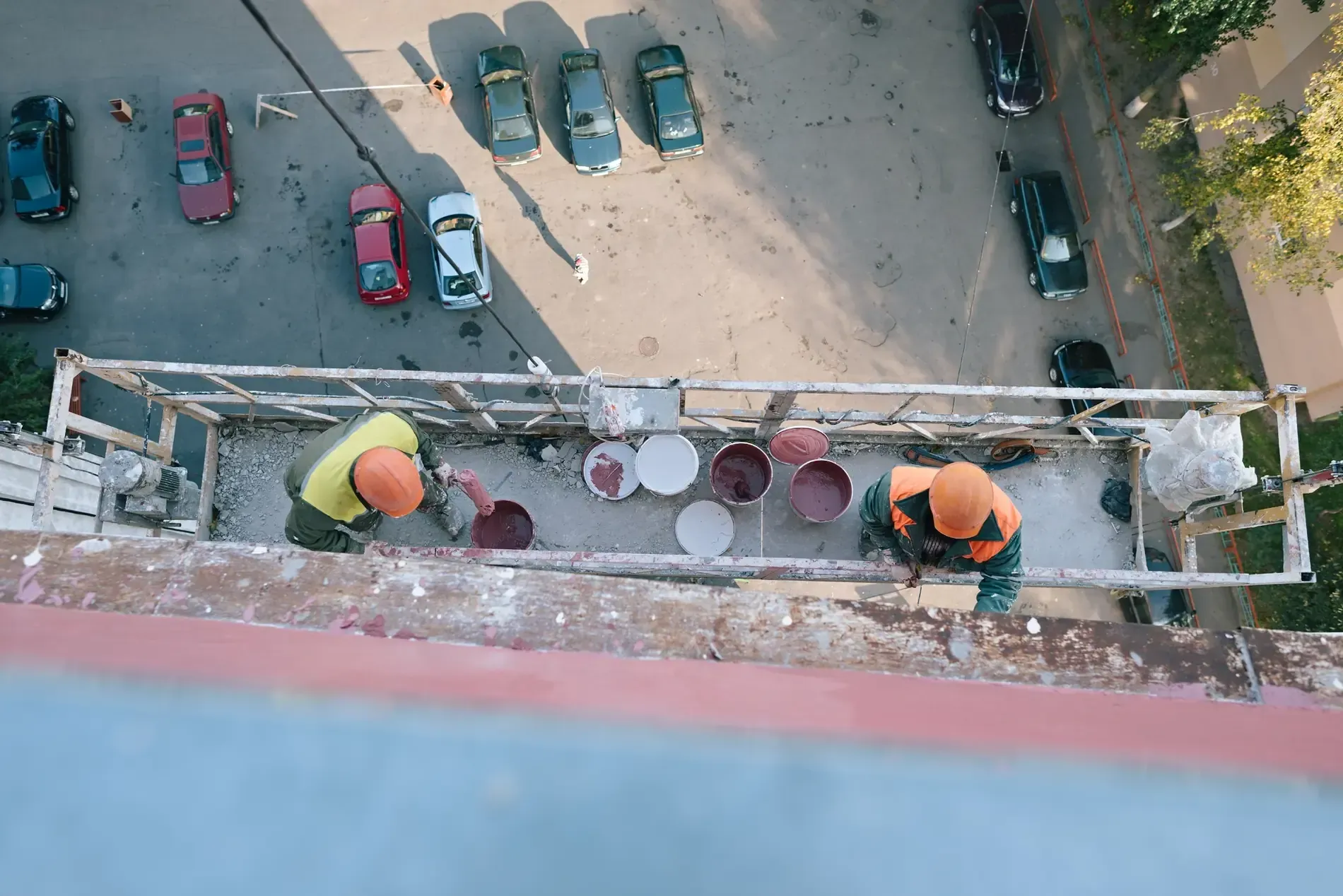 Realizamospintura de fachadas en A Coru&ntilde;a, tanto en viviendas unifamiliares como en edificios y comunidades. Disponemos de medios seguros como andamios y sistemas de trabajo en altura para garantizar una ejecuci&oacute;n profesional.