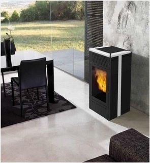 Sala de estar moderna con estufa de leña negra, mesa de comedor, sillas y grandes puertas de cristal con vistas a un patio.