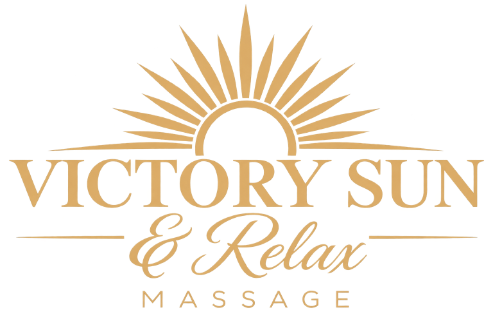 Logotipo dorado de Victory Sun & Relax con rayos de sol y el texto &ldquo;Mssage&rdquo;.