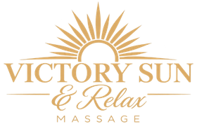 Logotipo dorado de Victory Sun & Relax con rayos de sol y el texto “Mssage”.