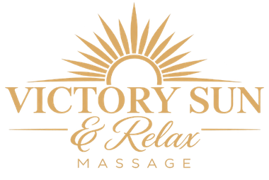 Logotipo dorado de Victory Sun & Relax con rayos de sol y el texto “Mssage”.