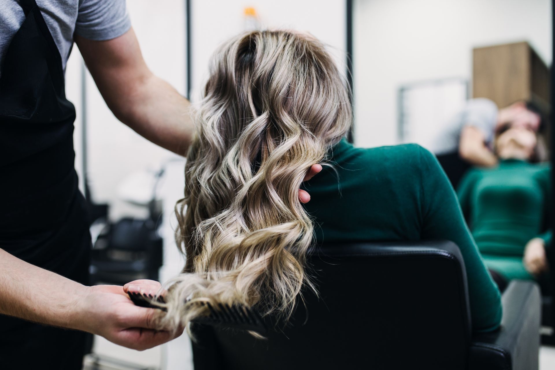 Coupe de cheveu wavy avec de  belles boucles blondes 