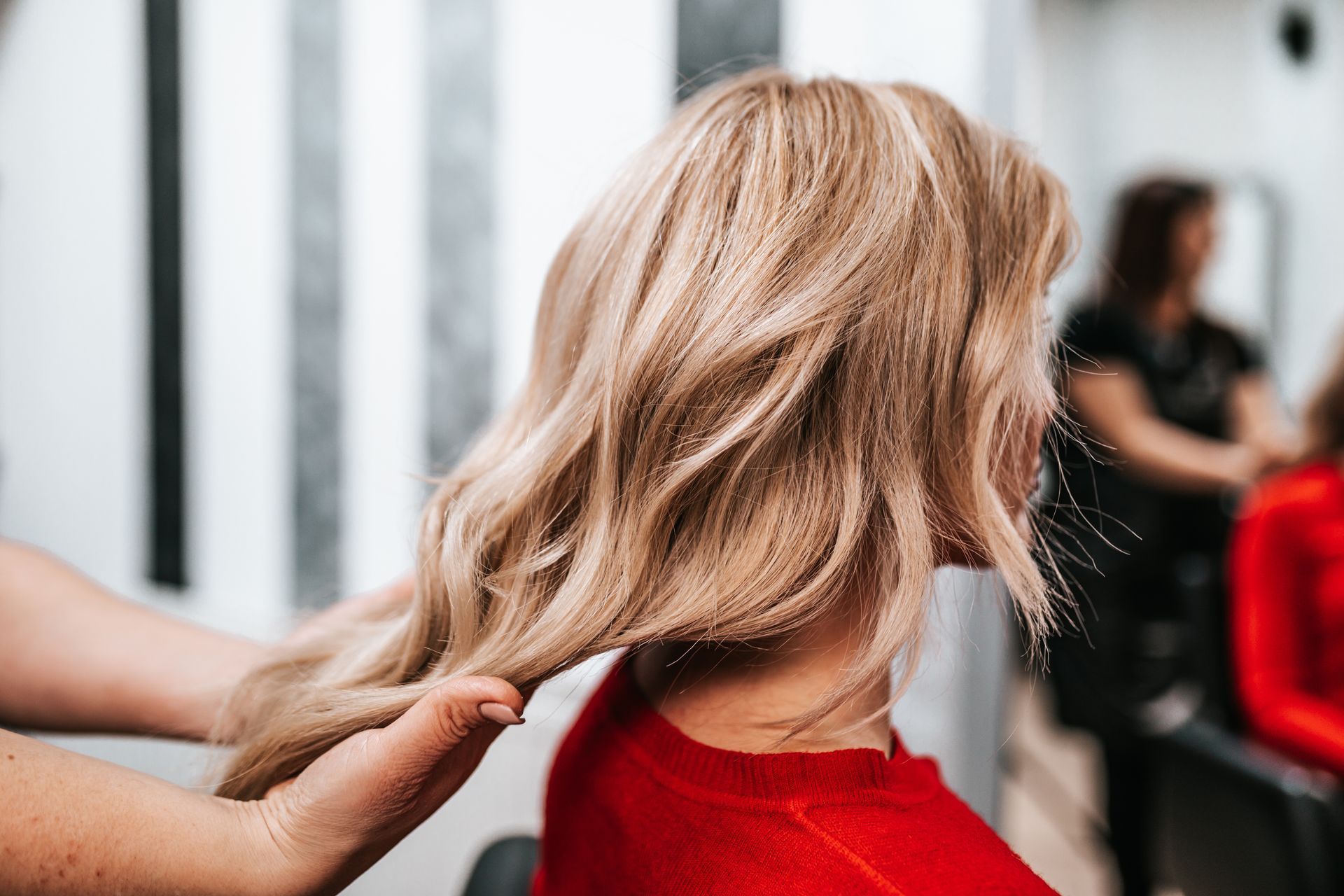Ananlyse des cheveux d'une cliente blonde