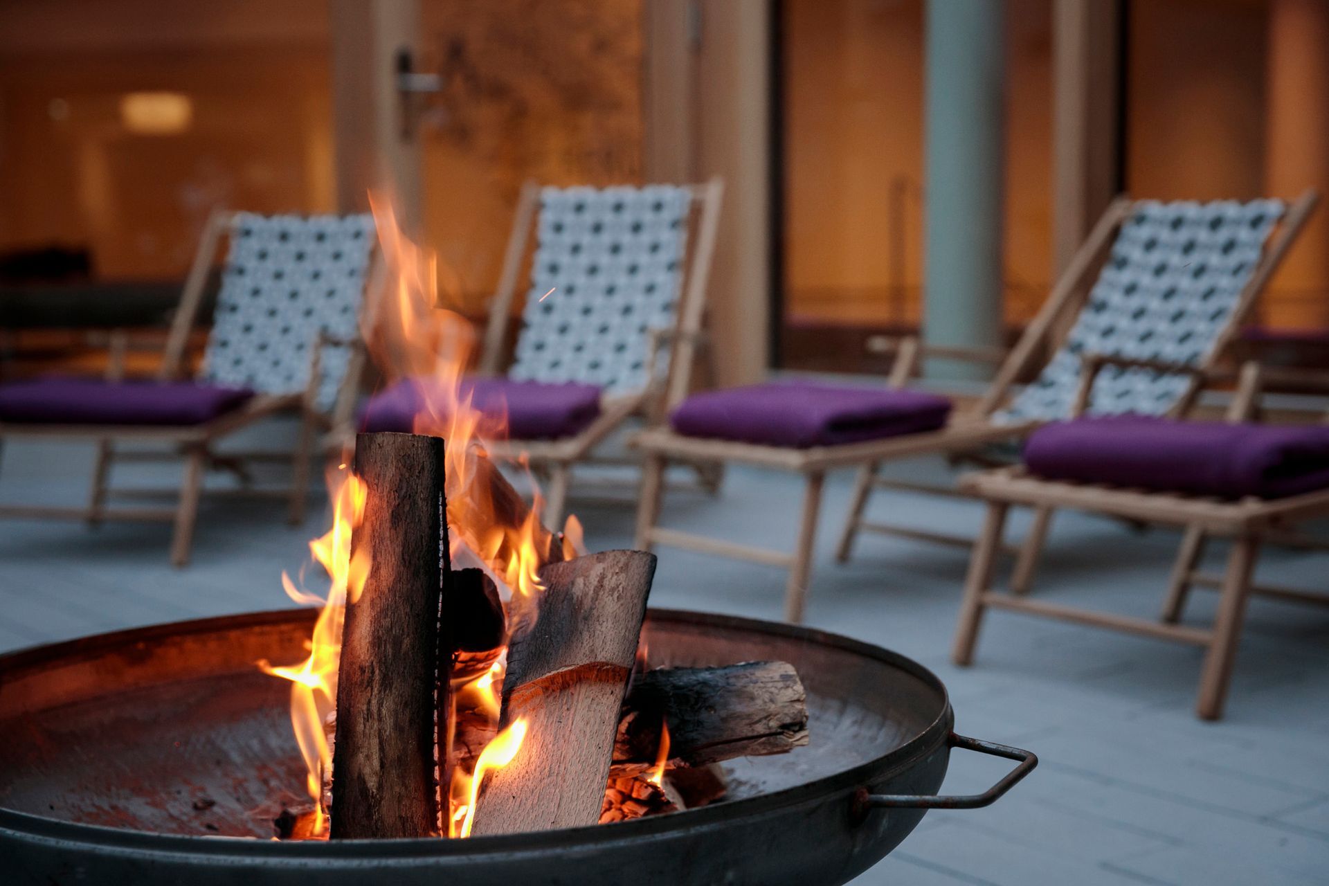 Eingangsbereich Hotel Stäfeli mit winterlichen Bergen im Hintergrund