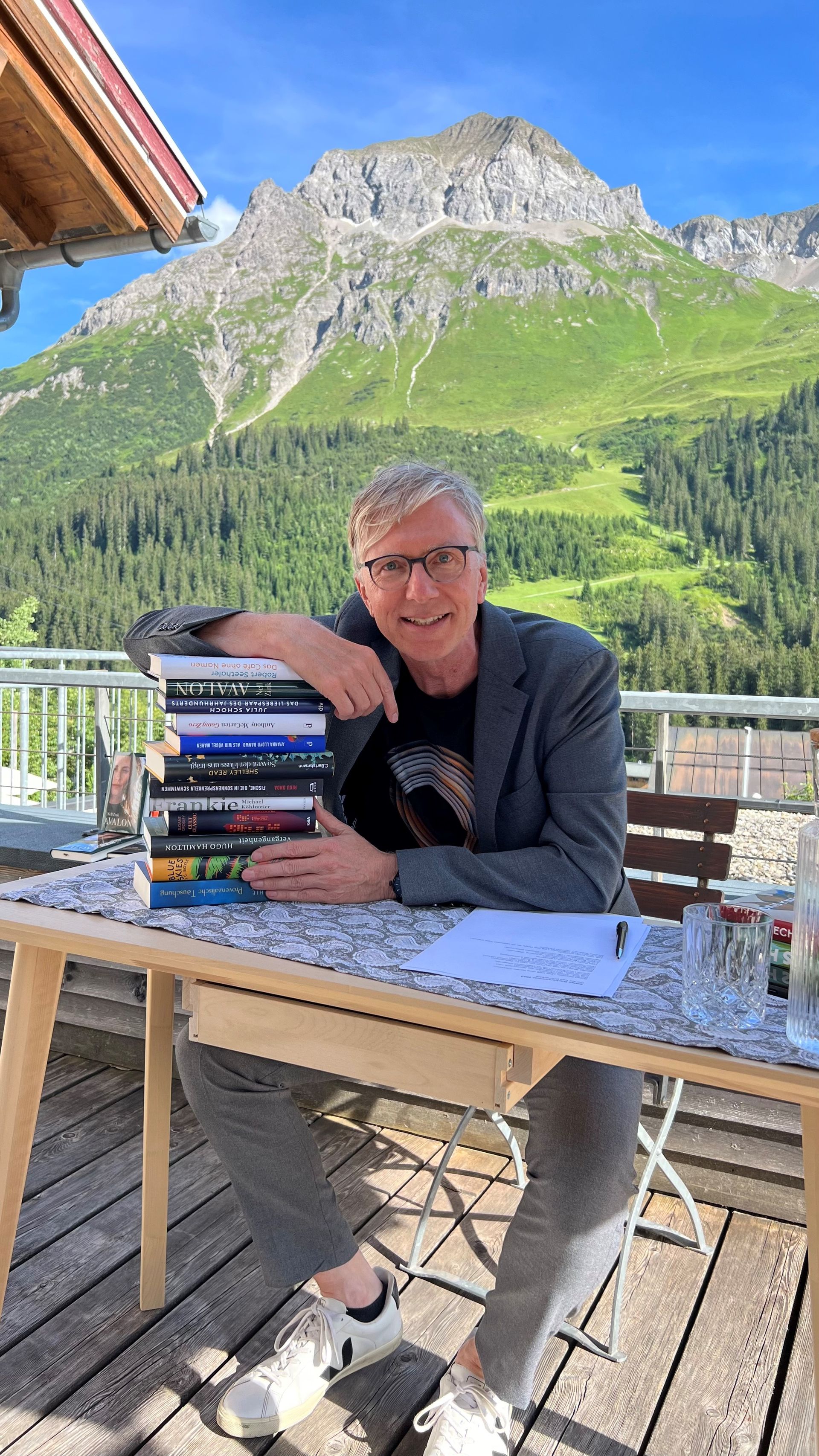 ein Tisch mit Gläsern und einem Buch mit der Aufschrift WeinKult