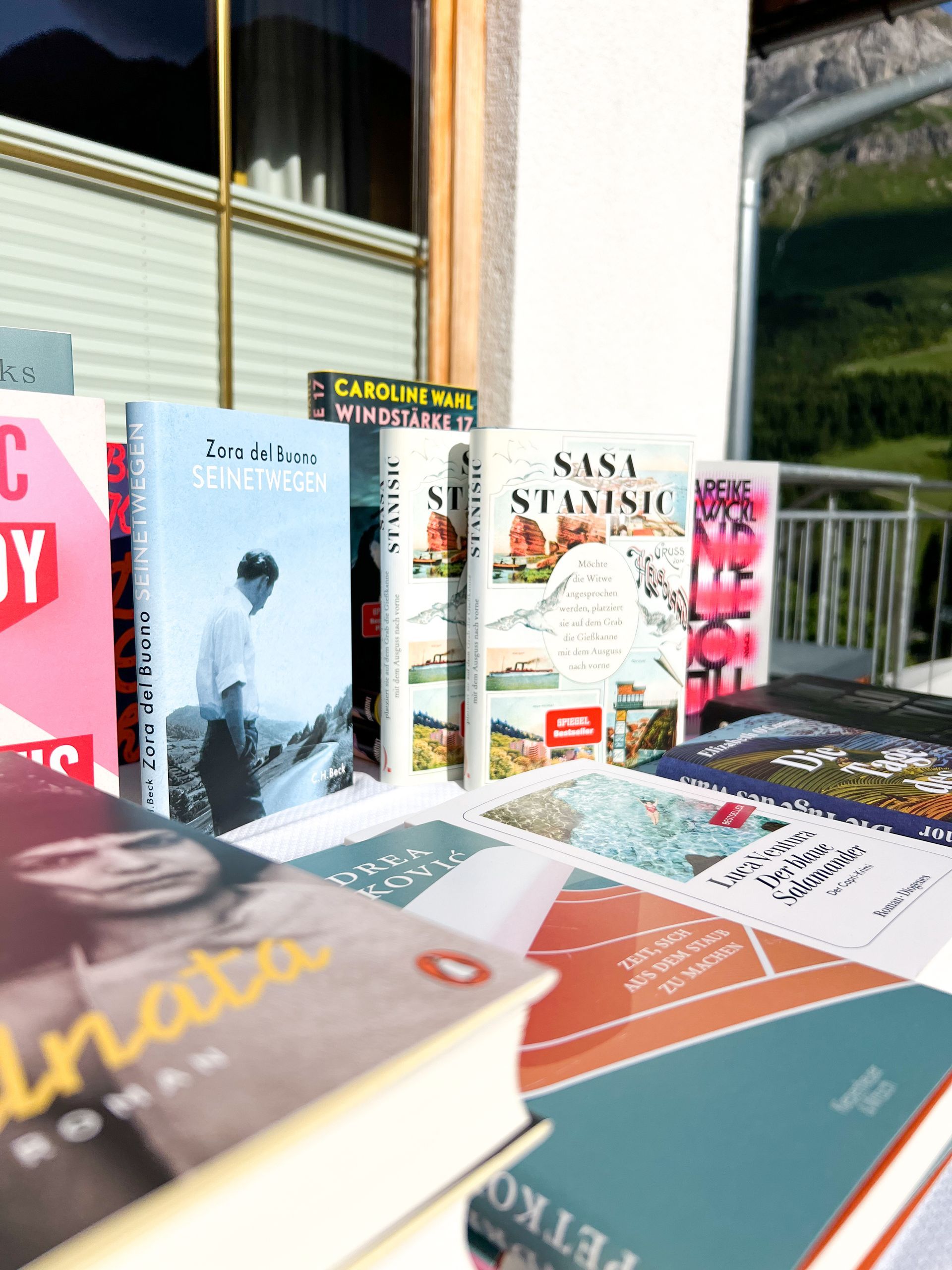 ein Tisch mit Gläsern und einem Buch mit der Aufschrift WeinKult
