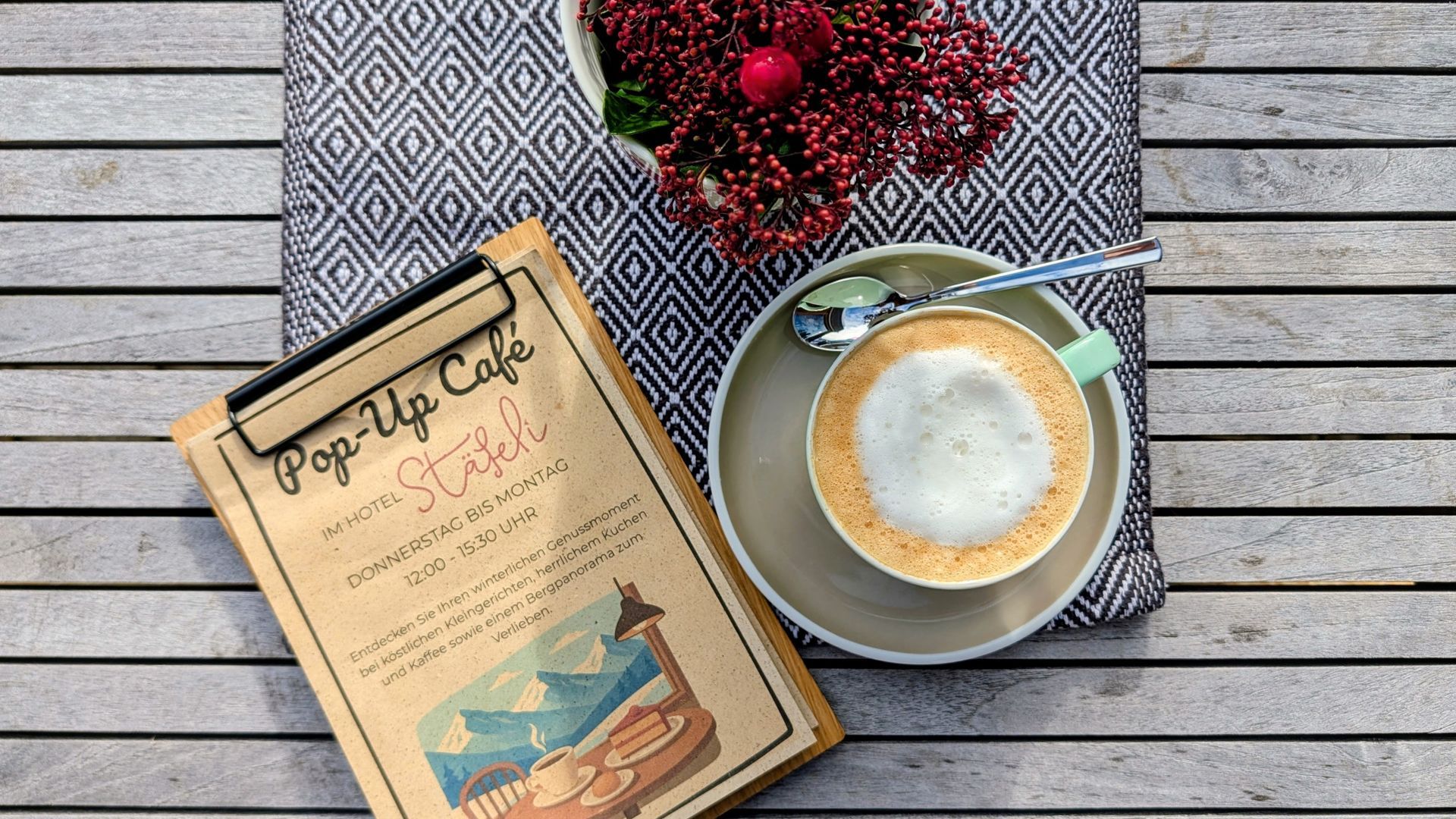 eine Pizza liegt auf einem Holzbrett neben einer Flasche Wein und einem Glas Wein .