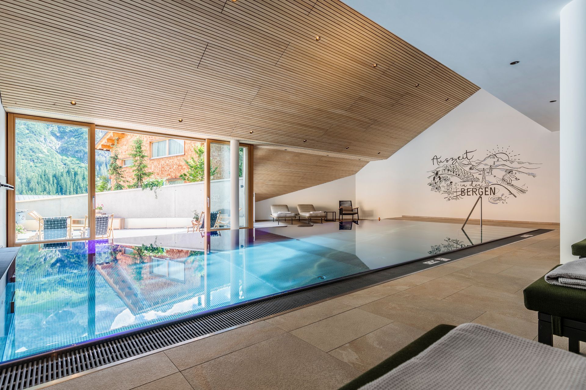 ein großer Swimmingpool im Stäfeli