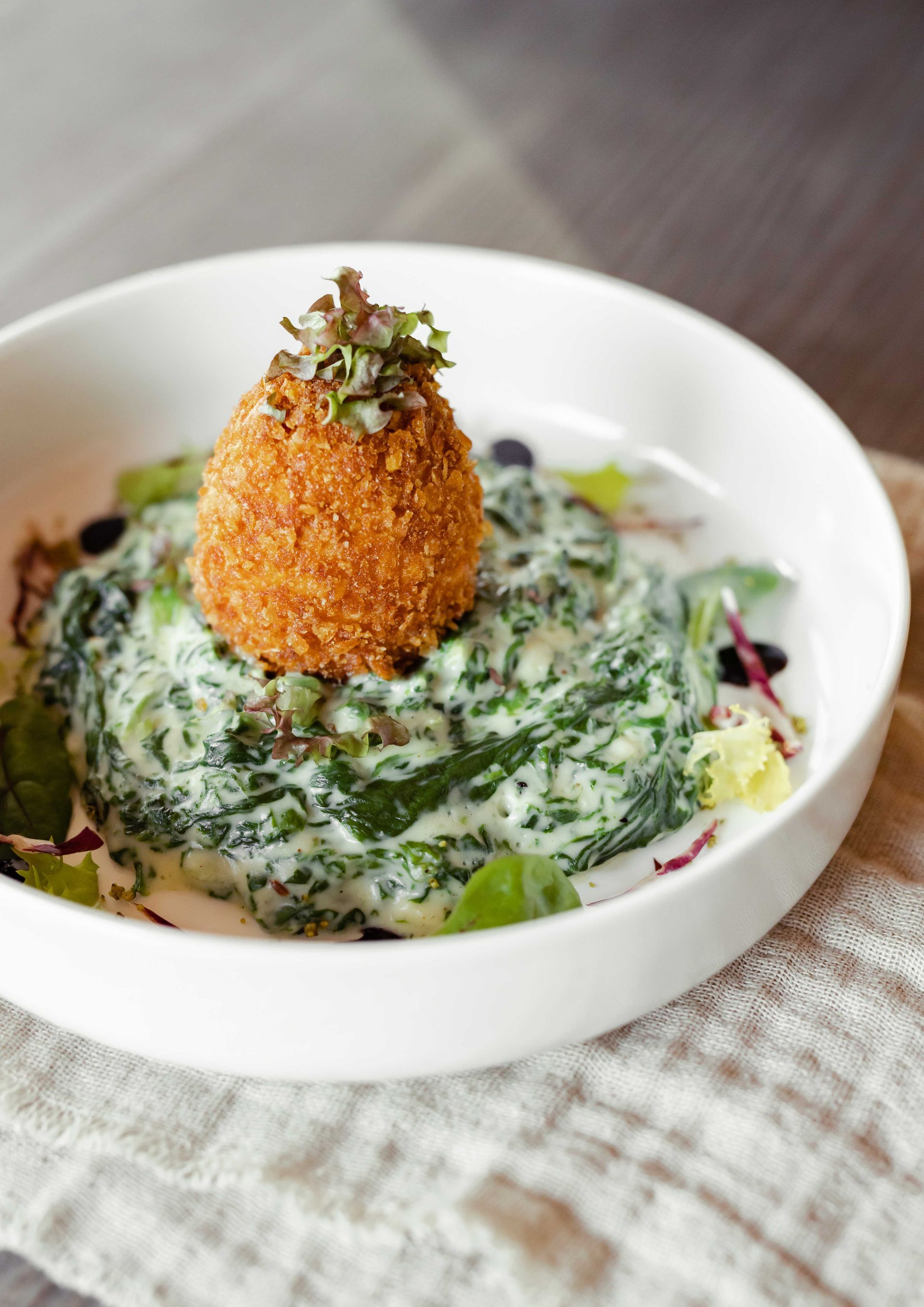 eine Nahaufnahme einer Schüssel mit Essen auf einem Tisch .