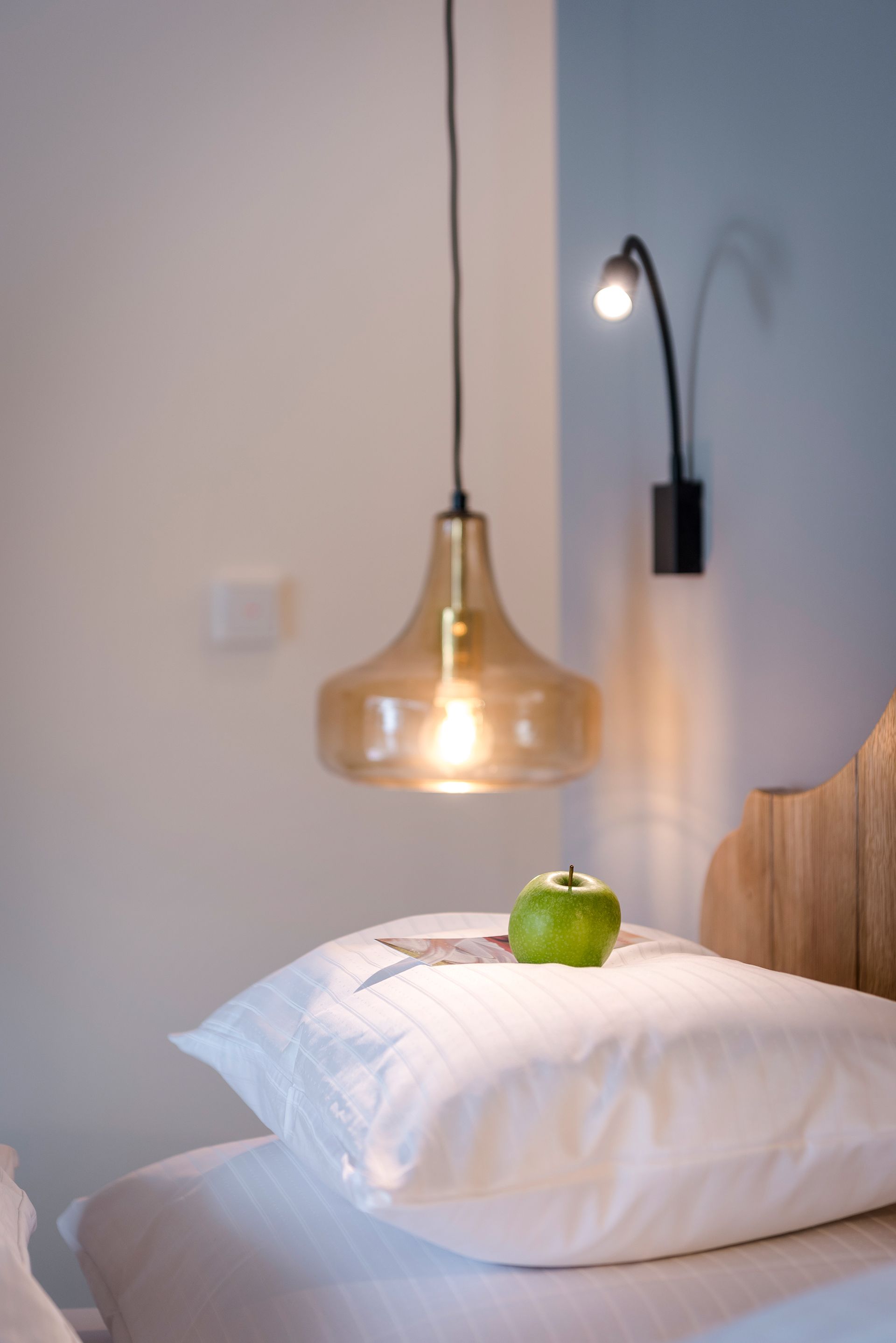 ein Bett mit einem Kissen und einer Lampe darauf .