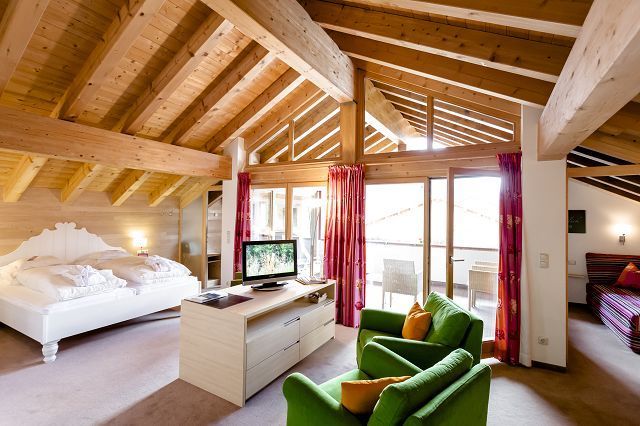 Hotelzimmer Hotel Stäfeli mit weißem Holzbett