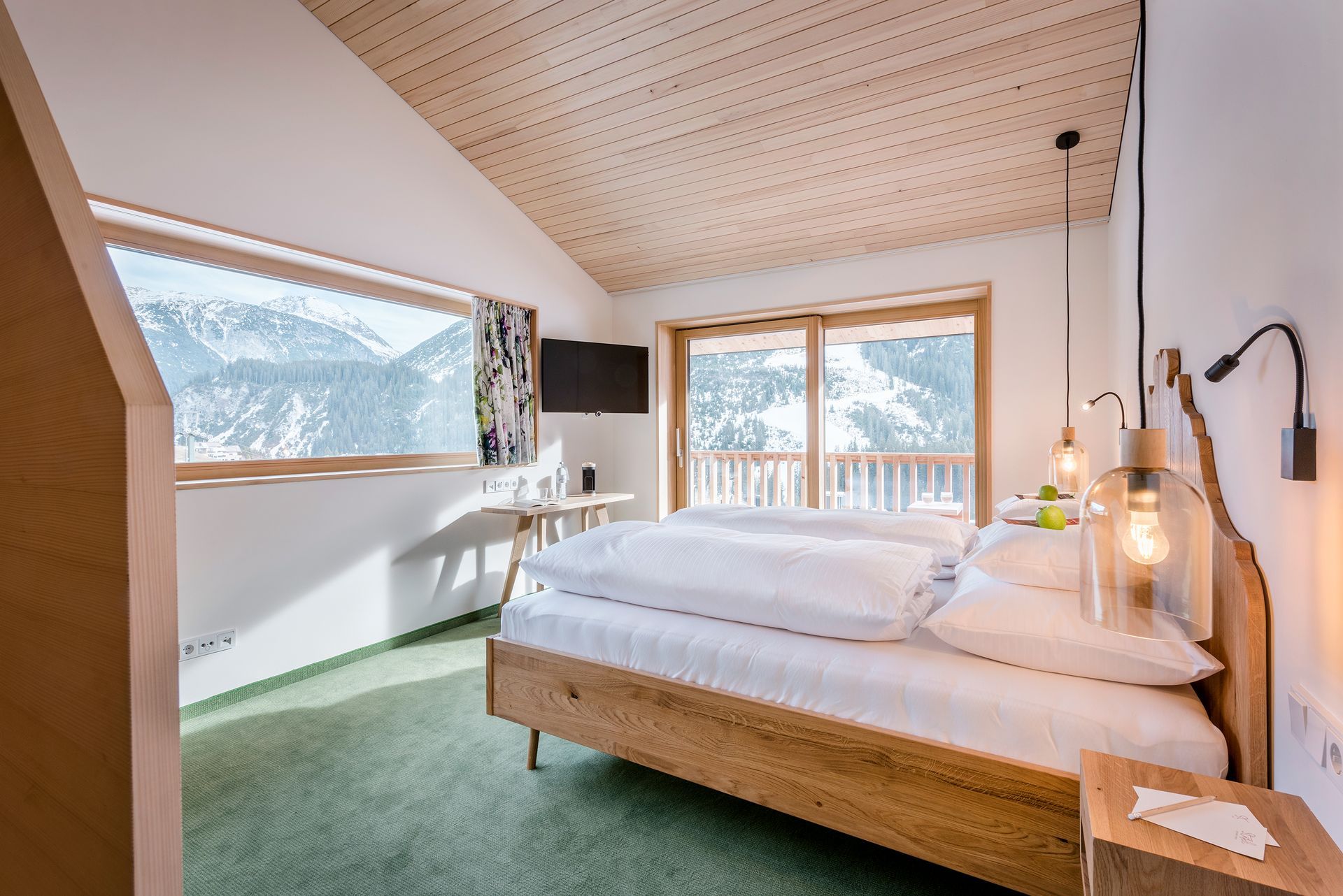 Stäfeli Hotelzimmer mit einem Bett und einem großen Fenster .