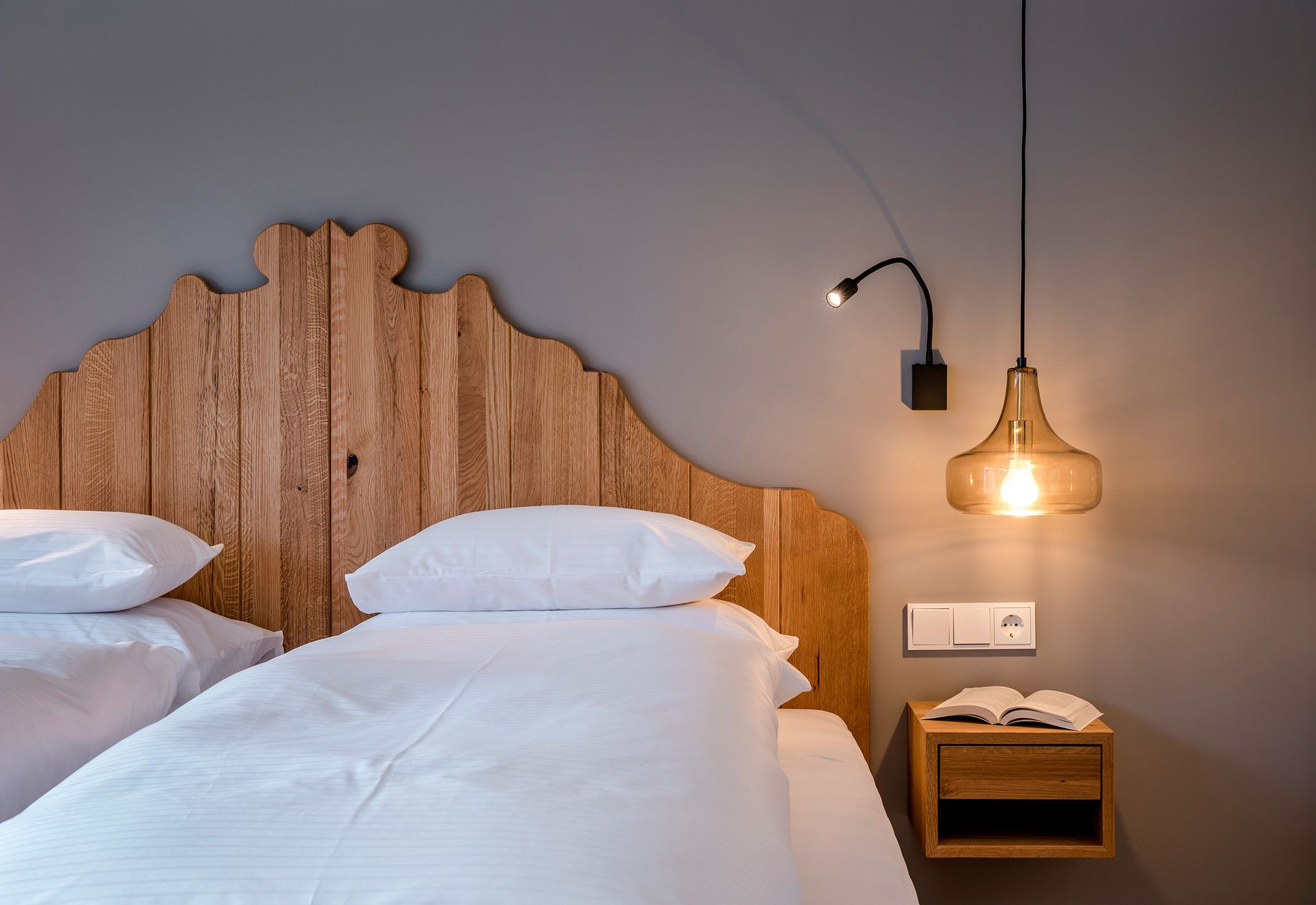 Bett mit einem Holzkopfteil .