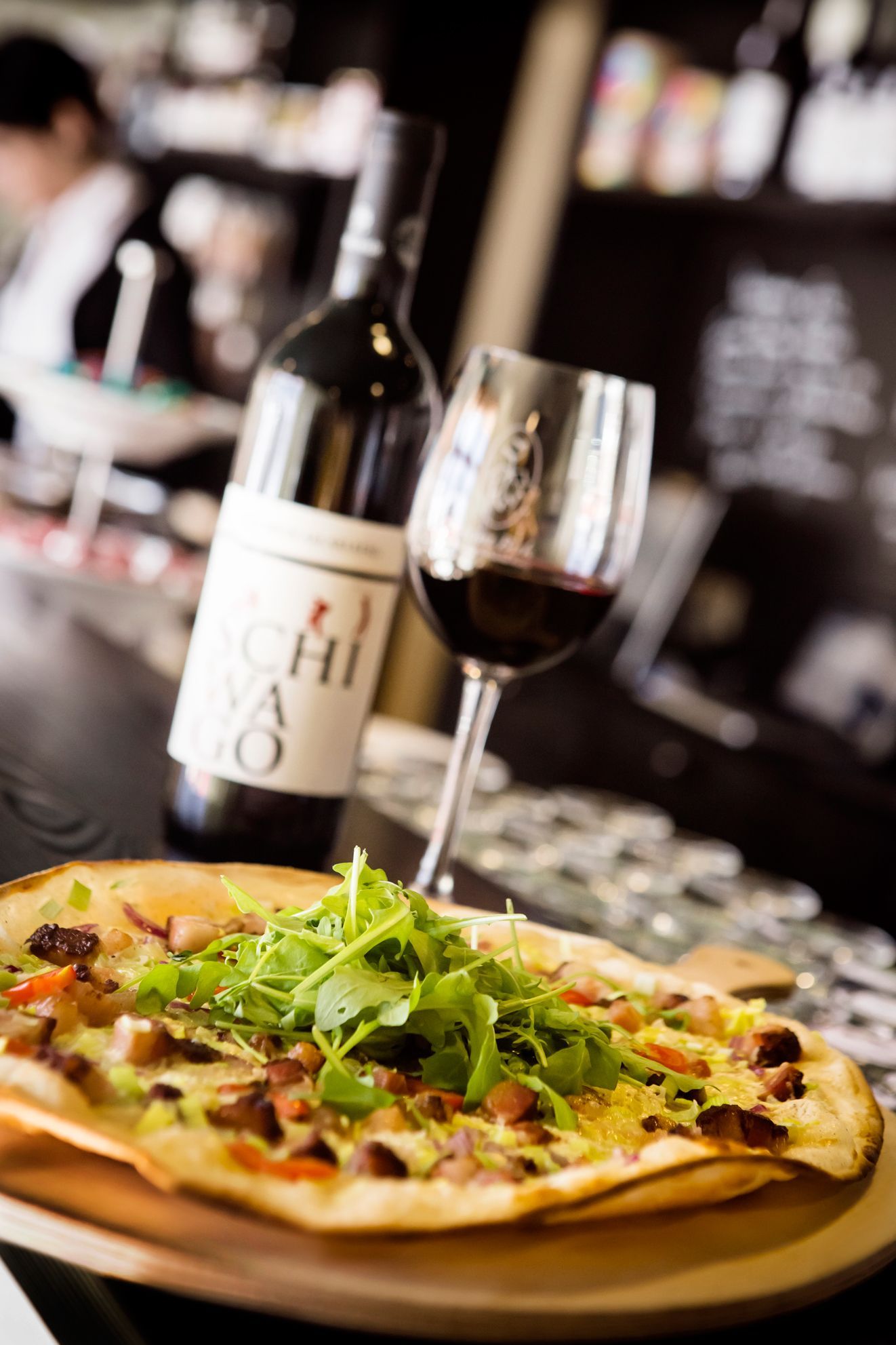 Flammkuchen mit Schiwago Wein