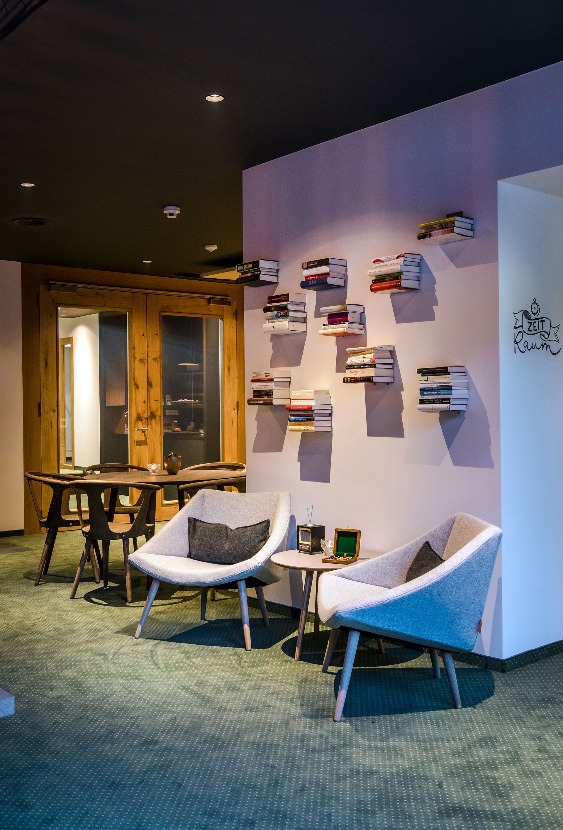 Leseecke im Hotel Stäfeli