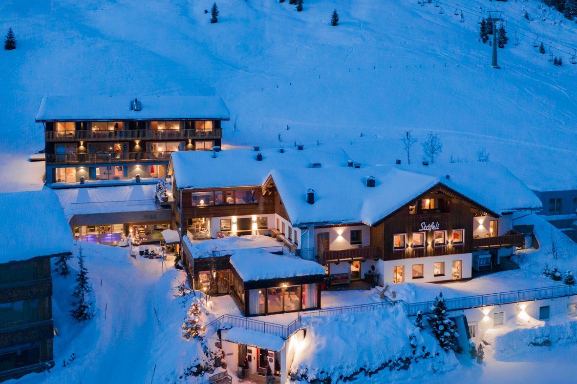 Hotel Stäfeli in der blauen Stunde Gesamtaussenaufnahme