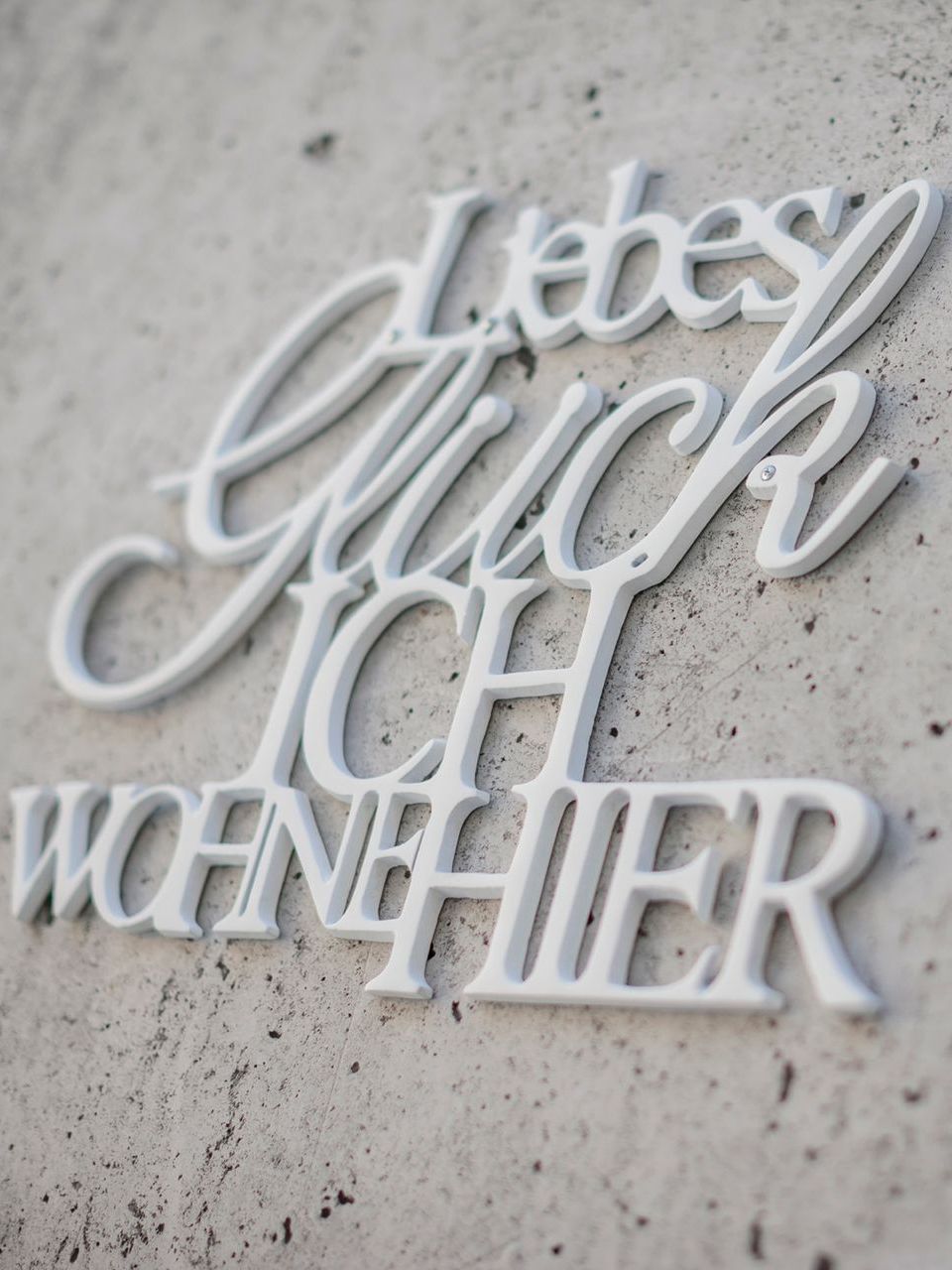 liebes glück ich wohn hier steht auf einer betonwand