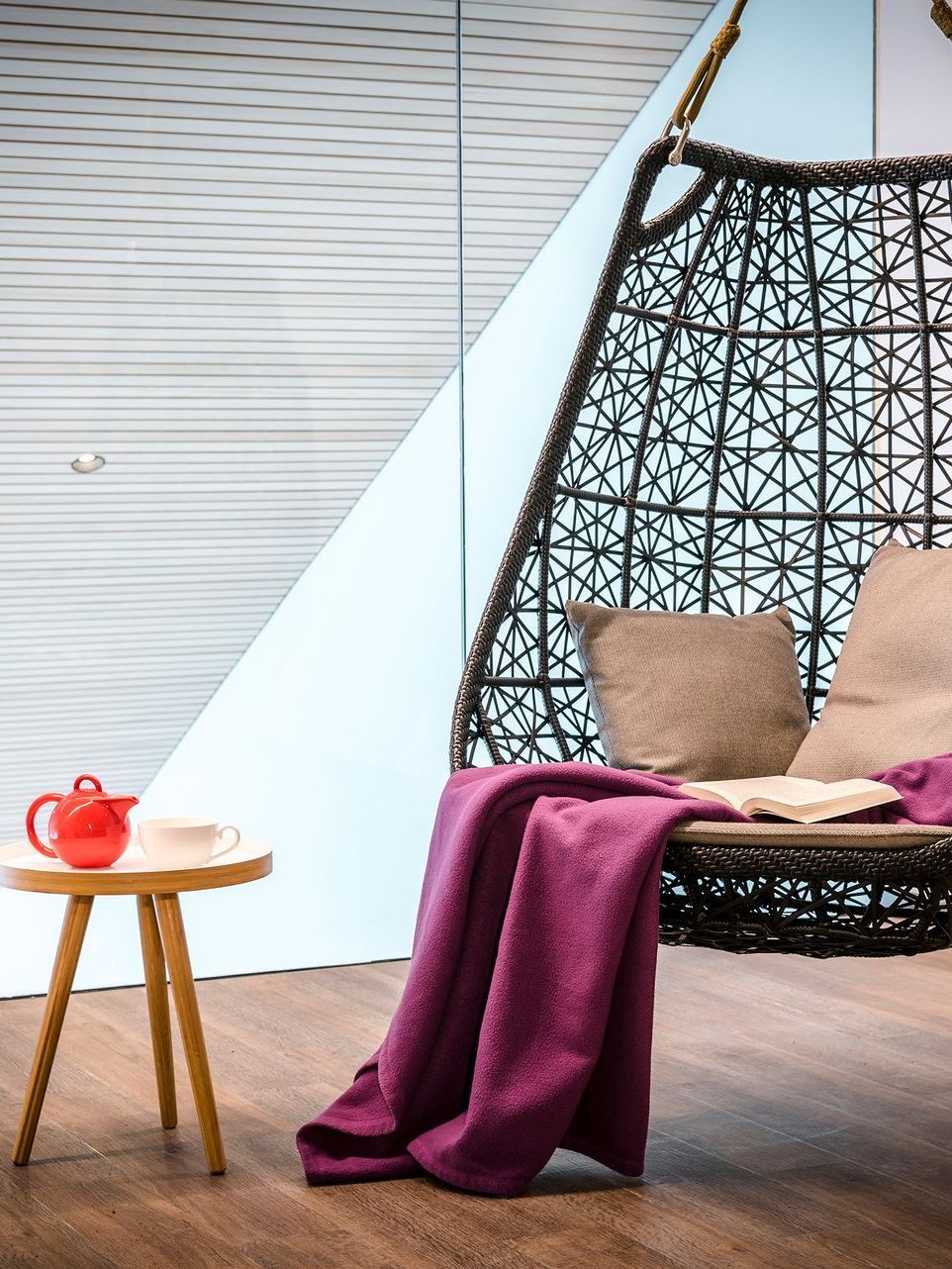 Hängesessel im Wohlfühlbereich mit lila Decke