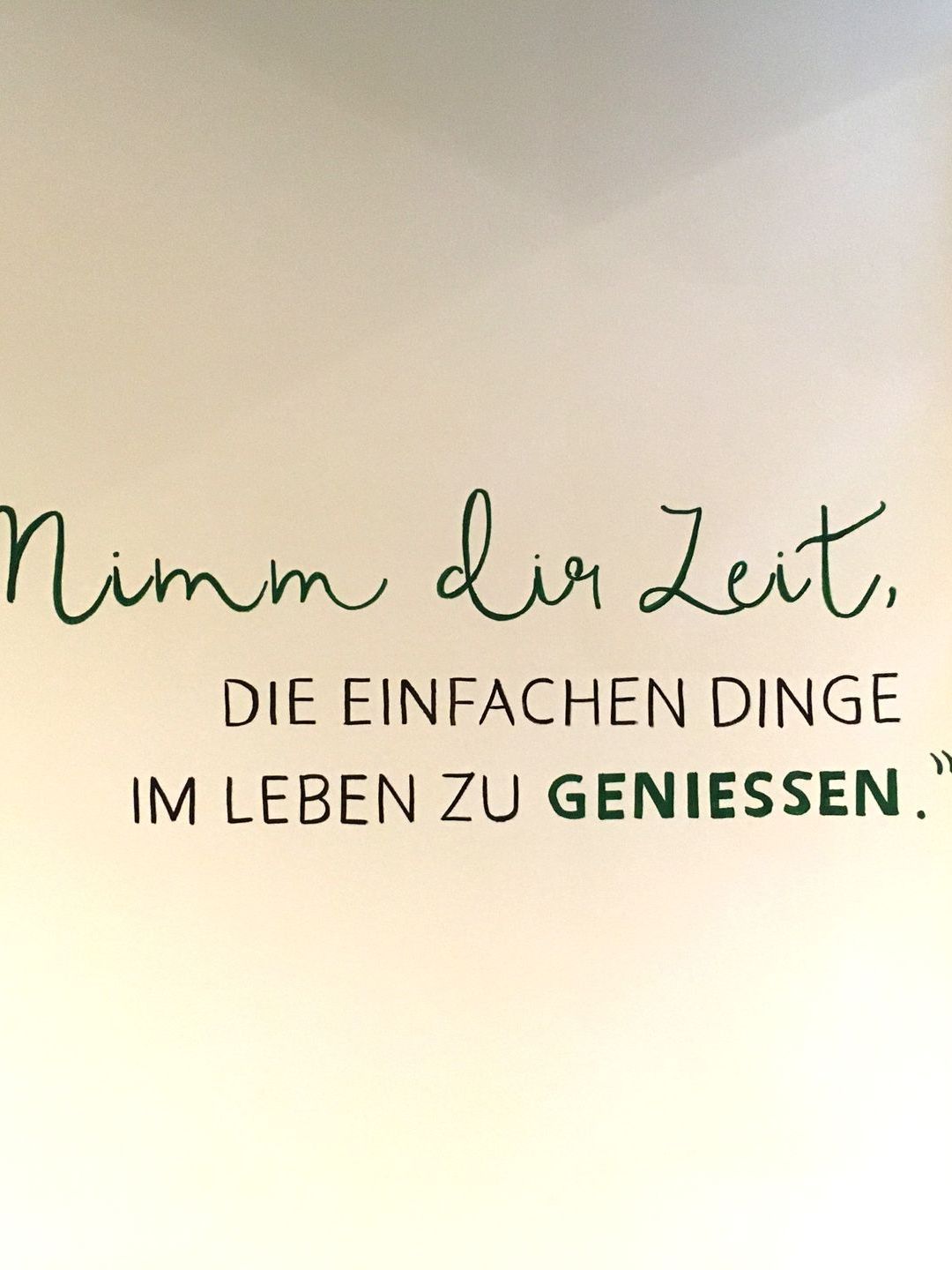 ein Wandaufkleber , der sagt , nimm dir Zeit , die einfachen Dinge im Leben zu geniessen .