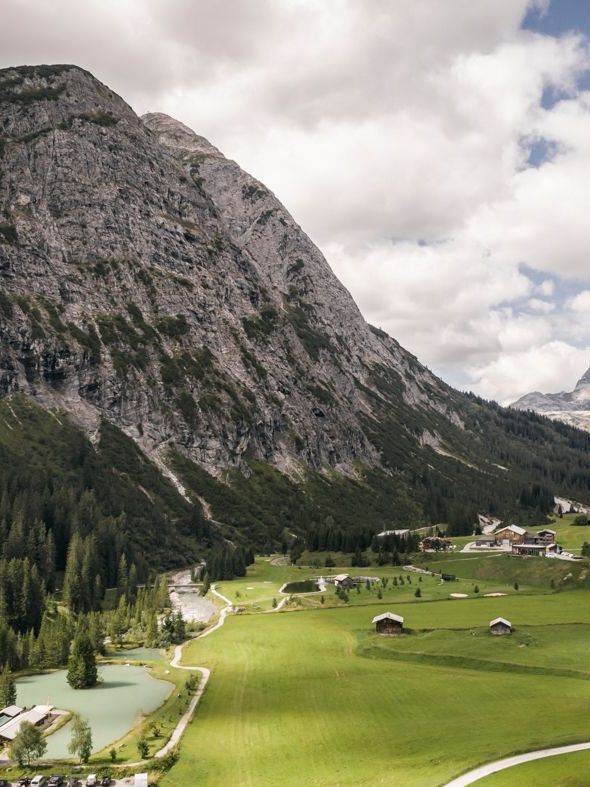 eine Luftaufnahme eines Golfplatzes in den Bergen
