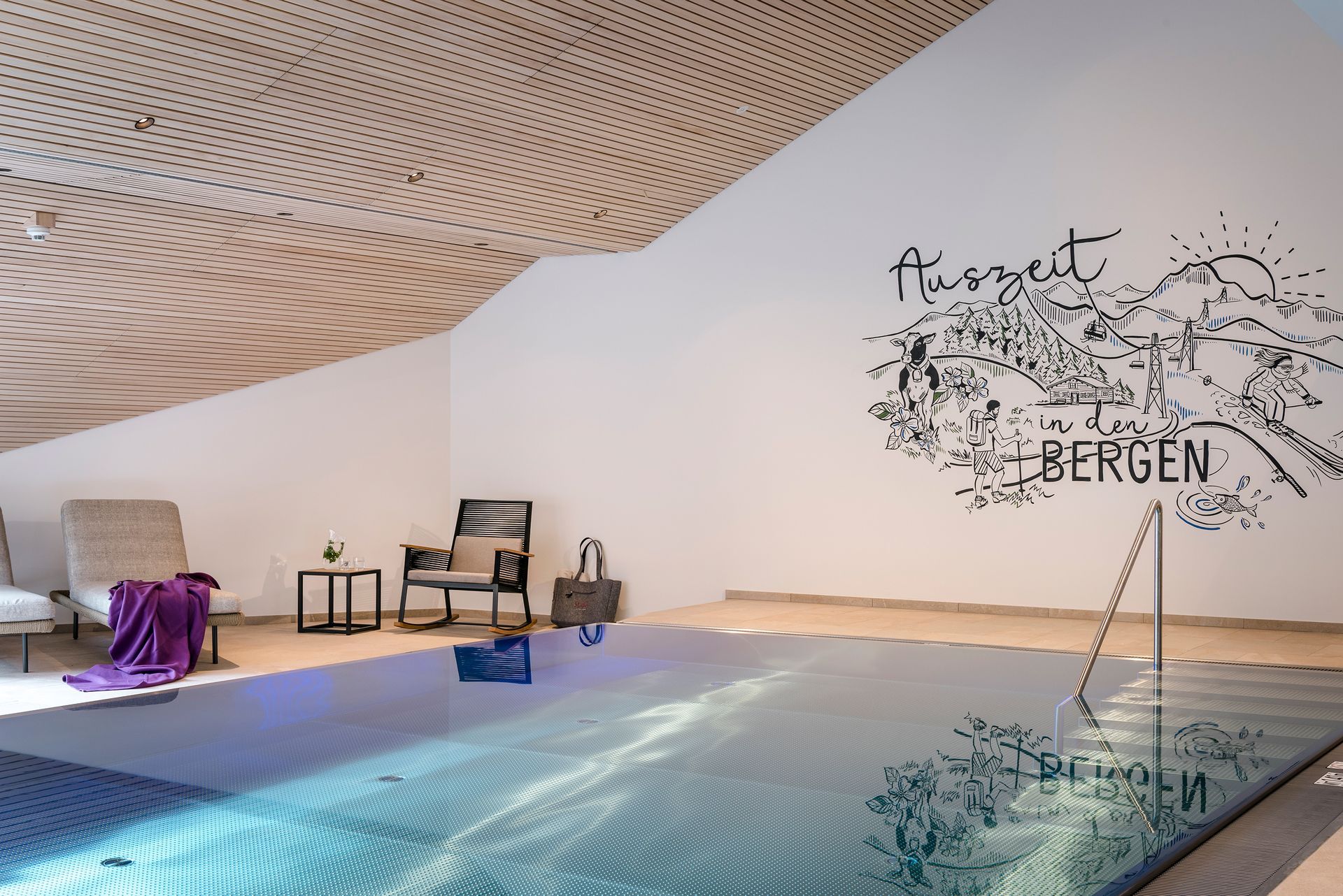 ein großer Swimmingpool in einem Raum mit einem Gemälde an der Wand .
