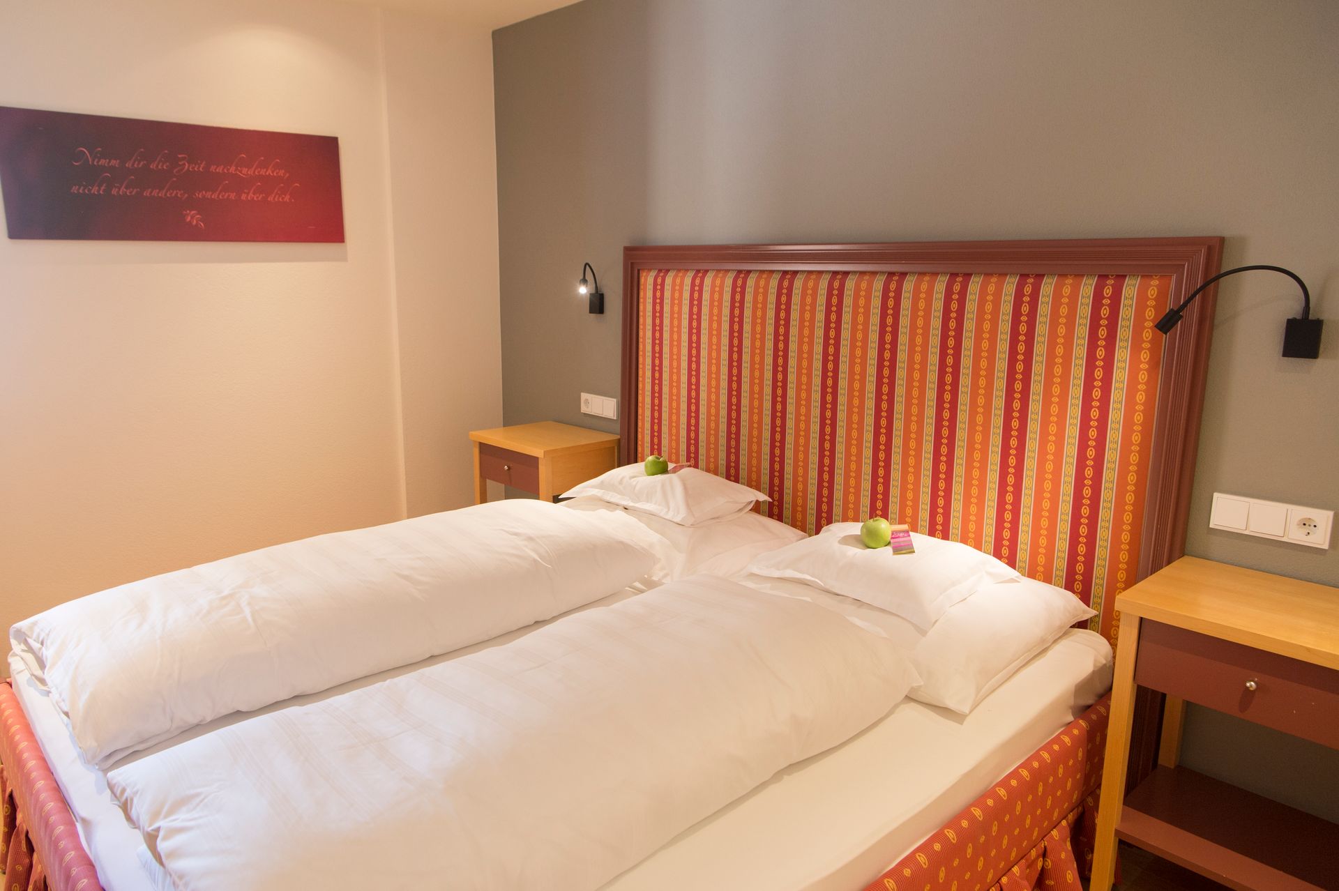 Rot gestreiftes Bett in der Ferienwohnung im Hotel Stäfeli