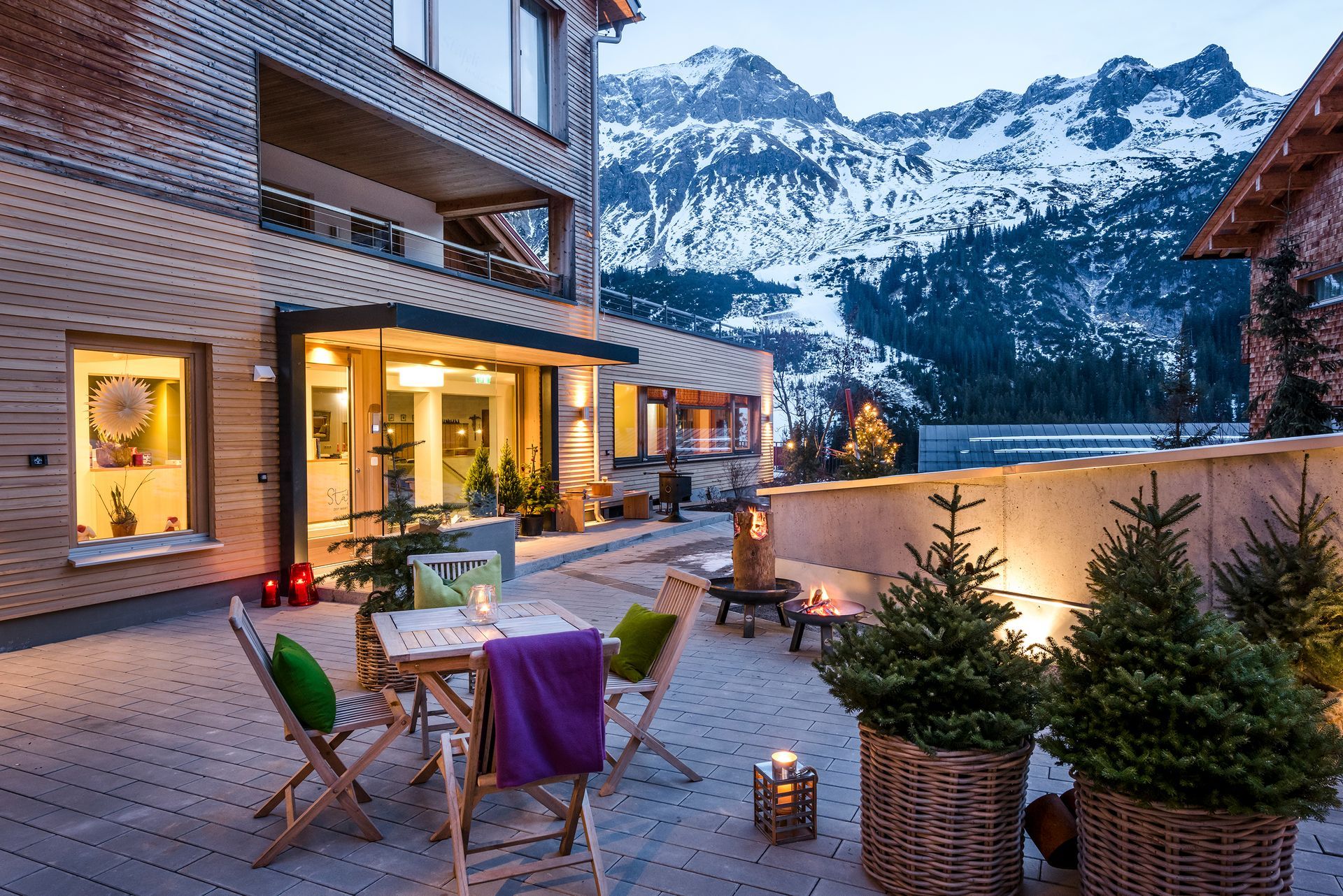 Eingangsbereich Hotel Stäfeli mit winterlichen Bergen im Hintergrund