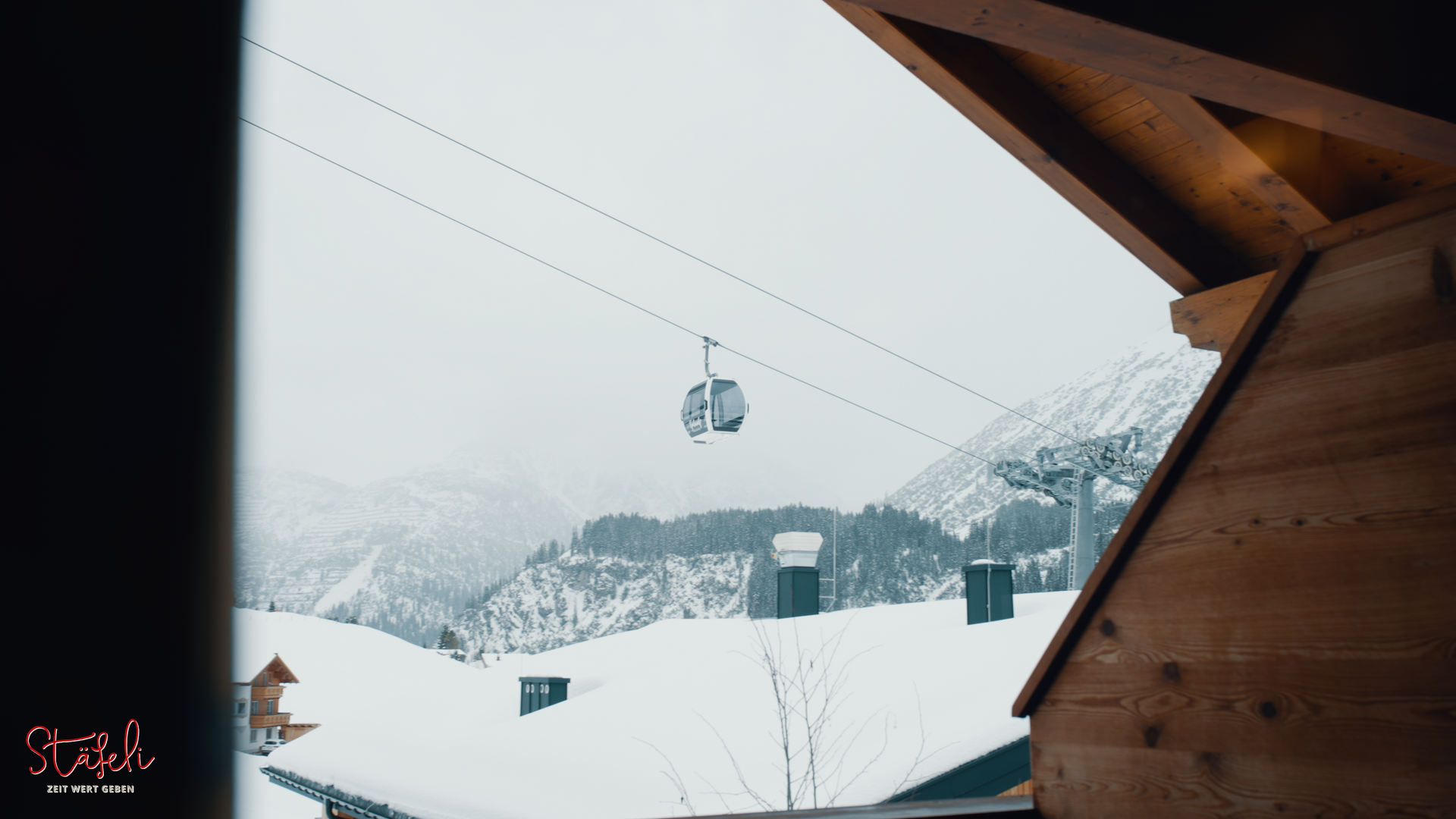 eine Seilbahn fährt über einen schneebedeckten Berg .