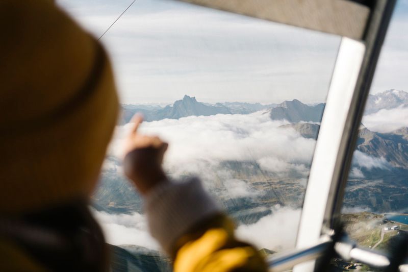 Eine Person zeigt mit ihrem Finger auf die Berge .