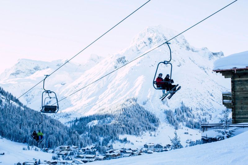 Menschen fahren auf einem Skilift in den Bergen .