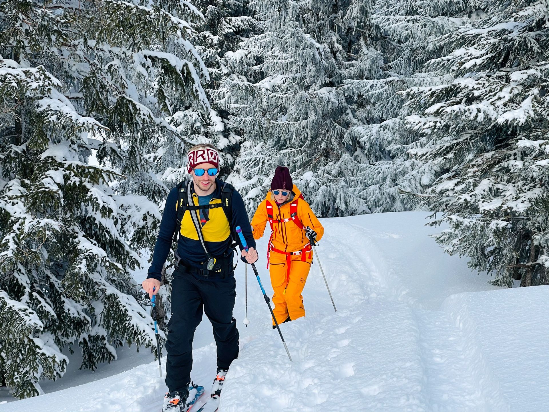 Ein Mann und eine Frau gehen im Schnee spazieren .