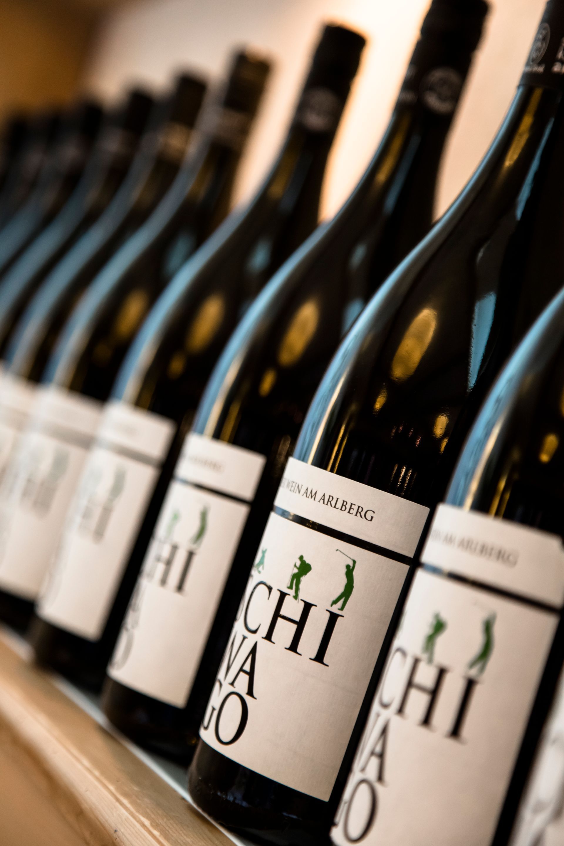 viele Flaschen Wein stehen auf einem Regal