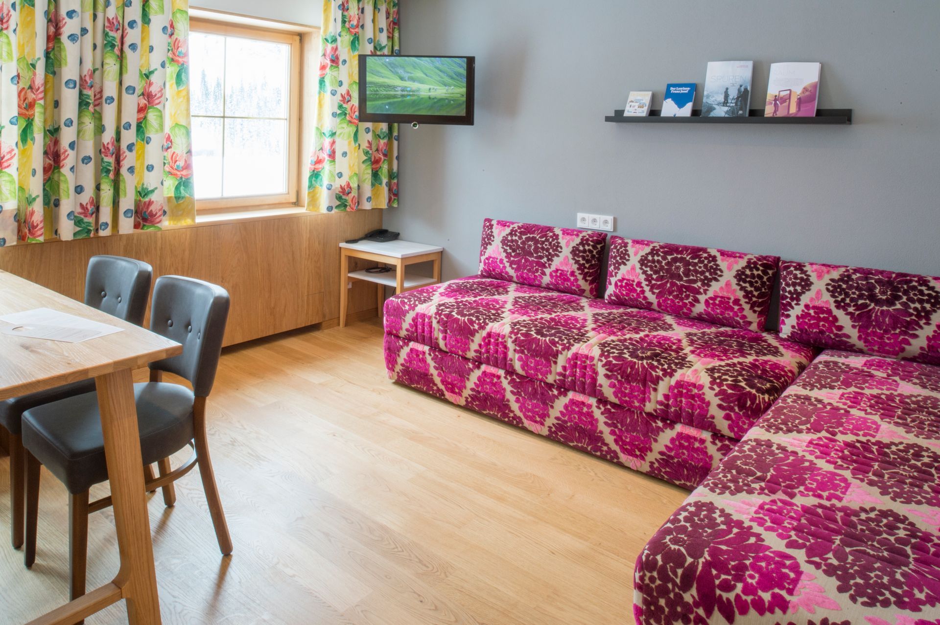 Sofa in der Ferienwohnung mit kunterbunten Streifen