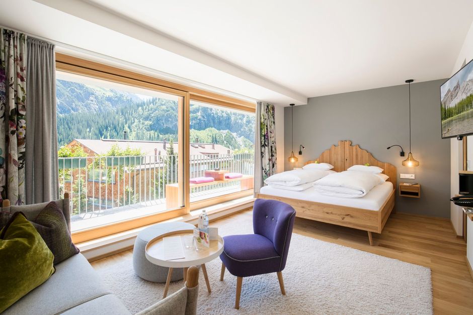 Hotelzimmer Hotel Stäfeli mit Blick zum großen Fenster in die Schneelandschaft