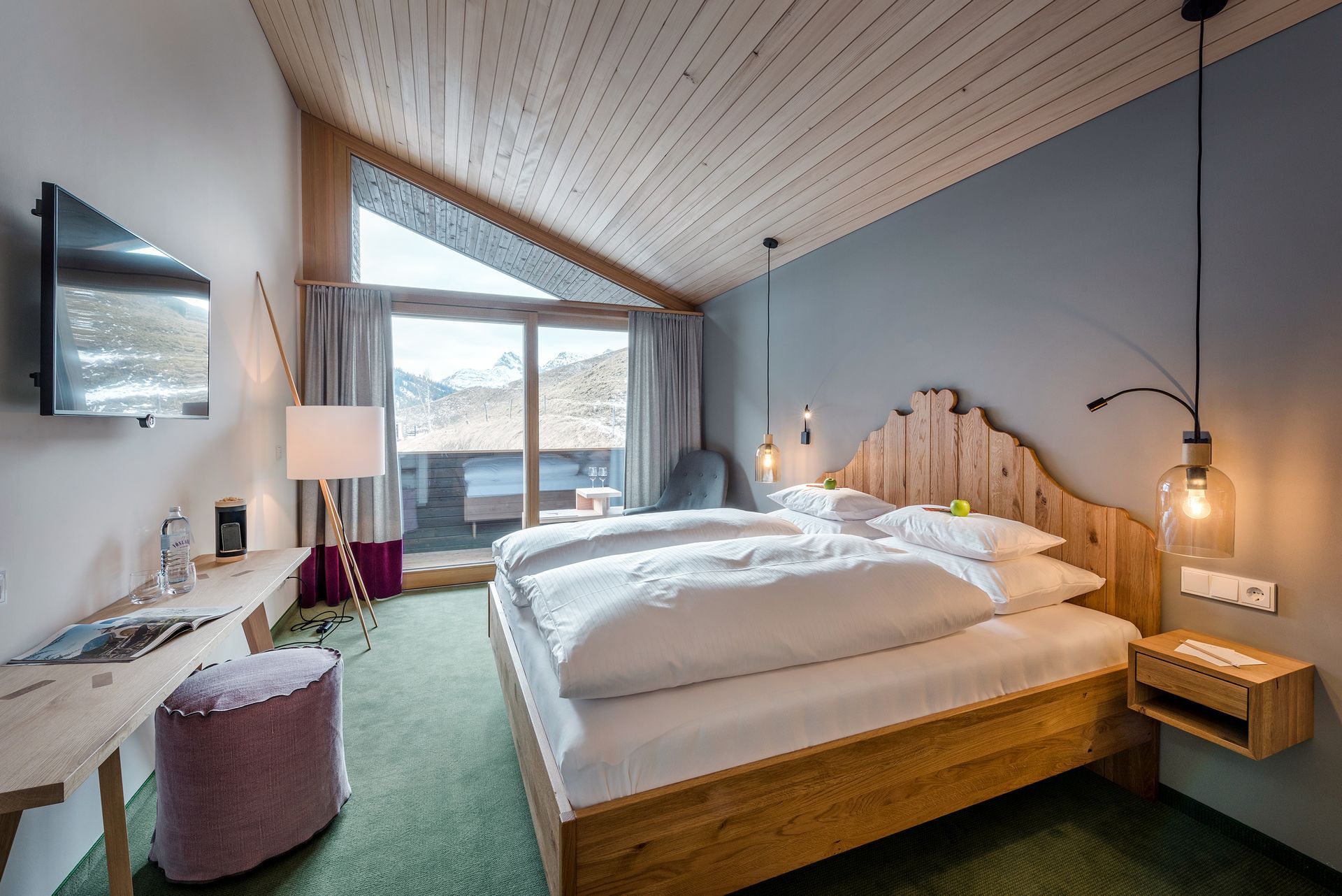 Hotelzimmer mit einem großen Holzbett .