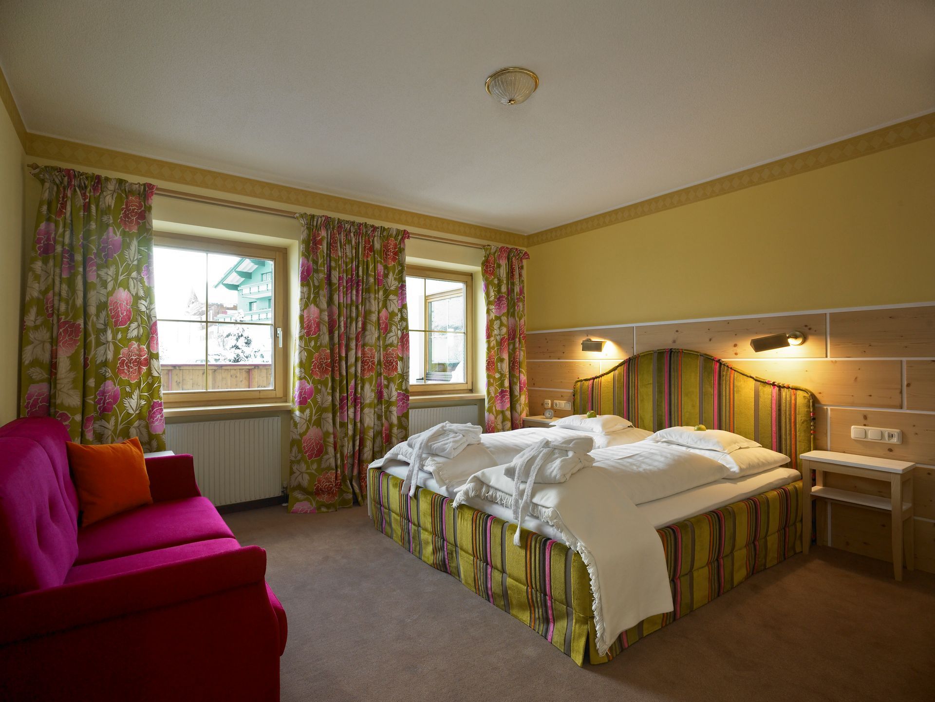 Schlafzimmer in der Ferienwohnung im Hotel Stäfeli mit grünem Bett
