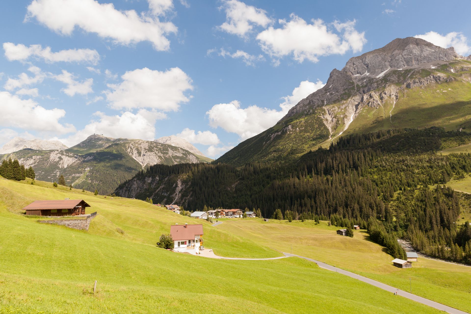 ein Tal mit Bergen und Häusern in der Ferne