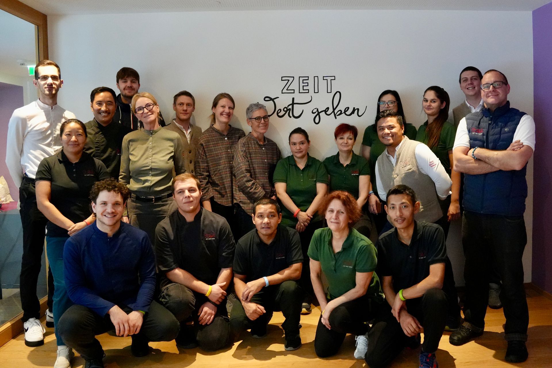 die Stäfeli ZeitWertGeber stehen vor dem Stäfeli 