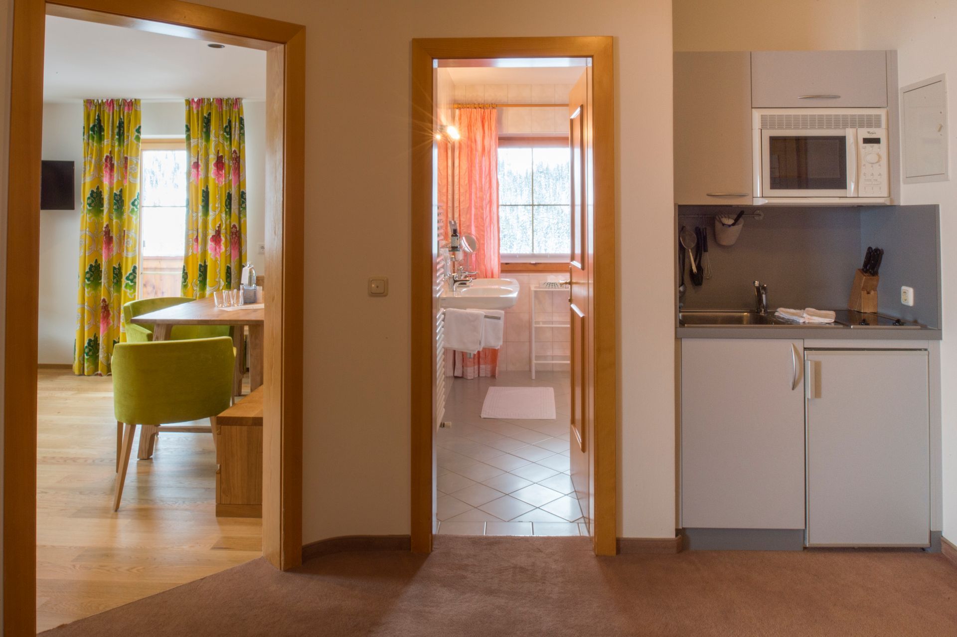 Schlafzimmer in der Ferienwohnung im Hotel Stäfeli mit grünem Bett