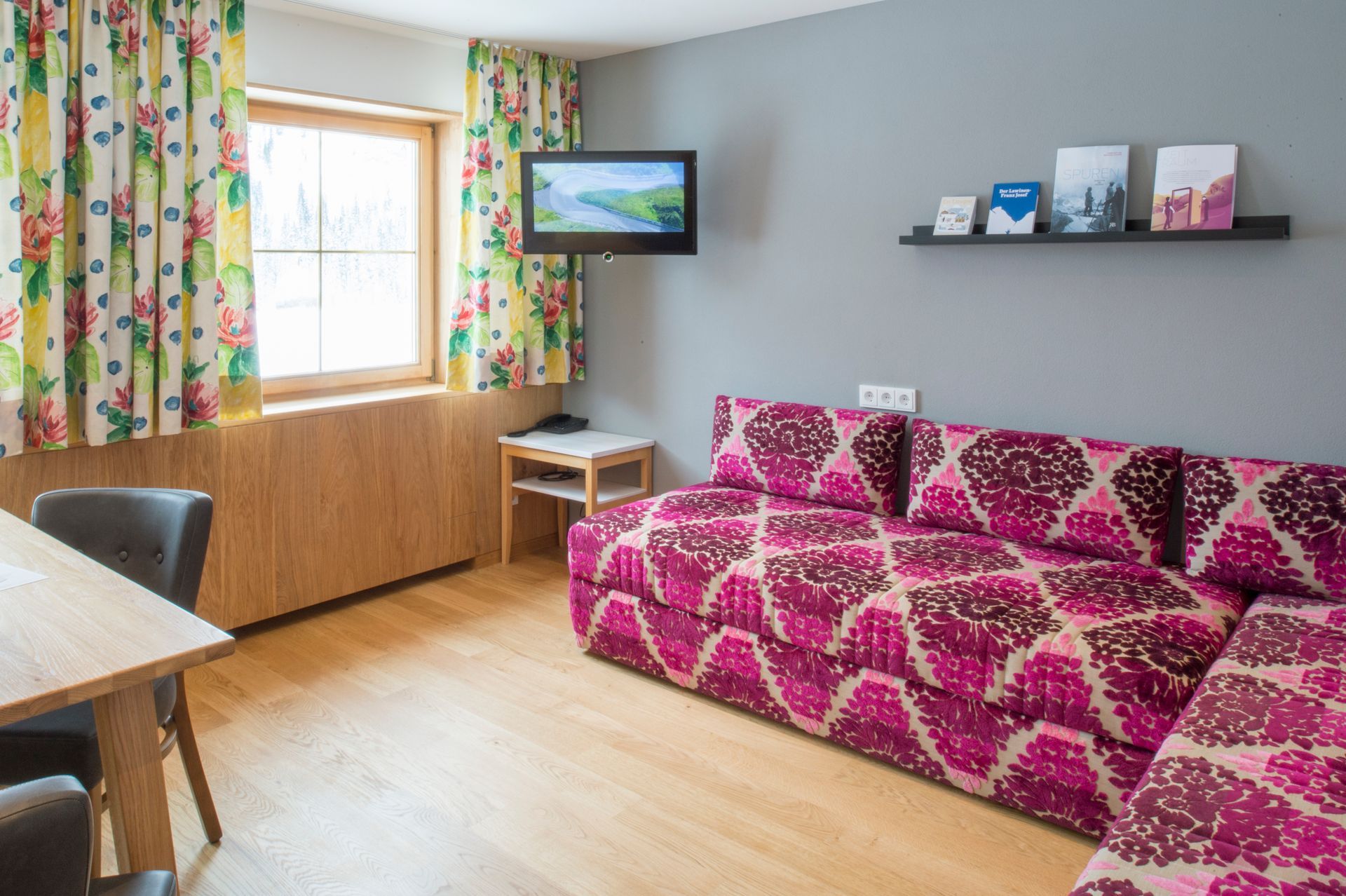 Sofa in der Ferienwohnung mit kunterbunten Streifen