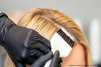 Simon Felgenträger hair Event Eine Frau bekommt den blonden Haaransatz gefärbt