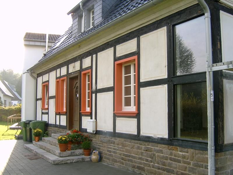 Die Vorderseite eines Hauses mit einer schwarz-weißen Verzierung