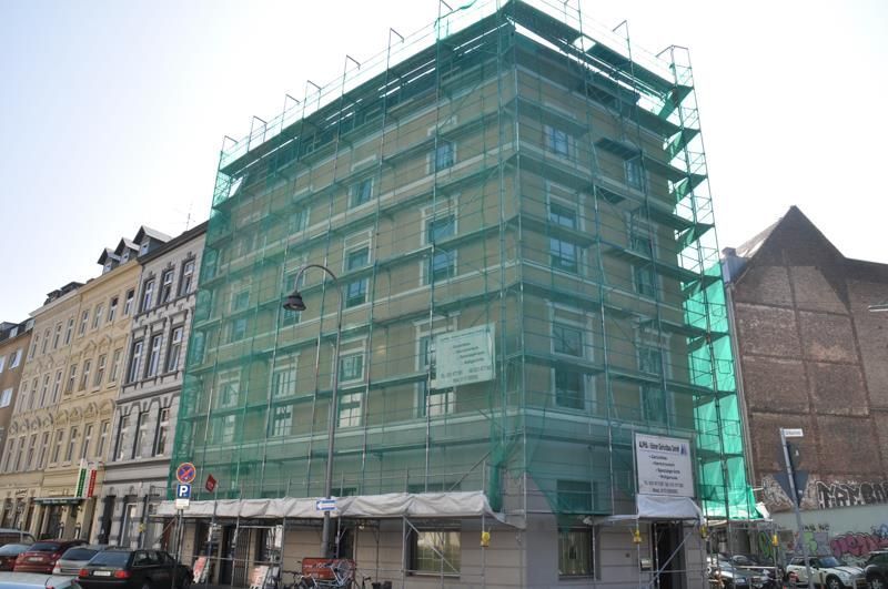 Ein im Bau befindliches Gebäude mit Gerüst darum herum